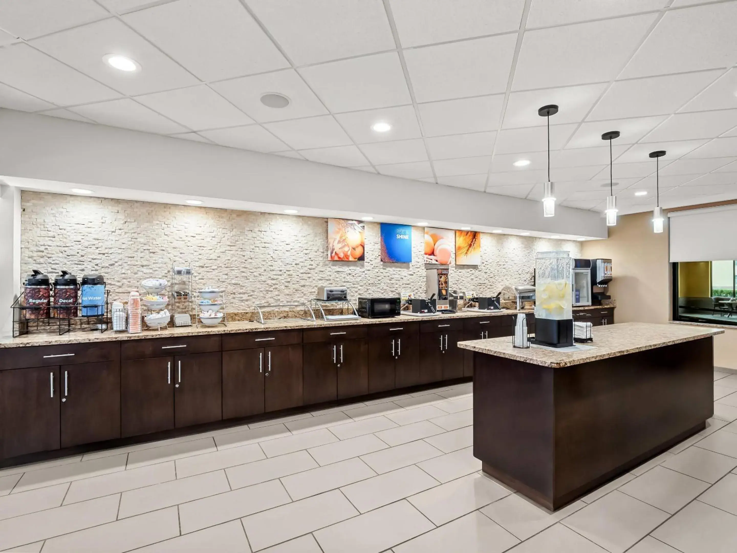 Breakfast in Comfort Inn & Suites Allen Park - Dearborn Breakfast in Comfort Inn & Suites Allen Park - Dearborn