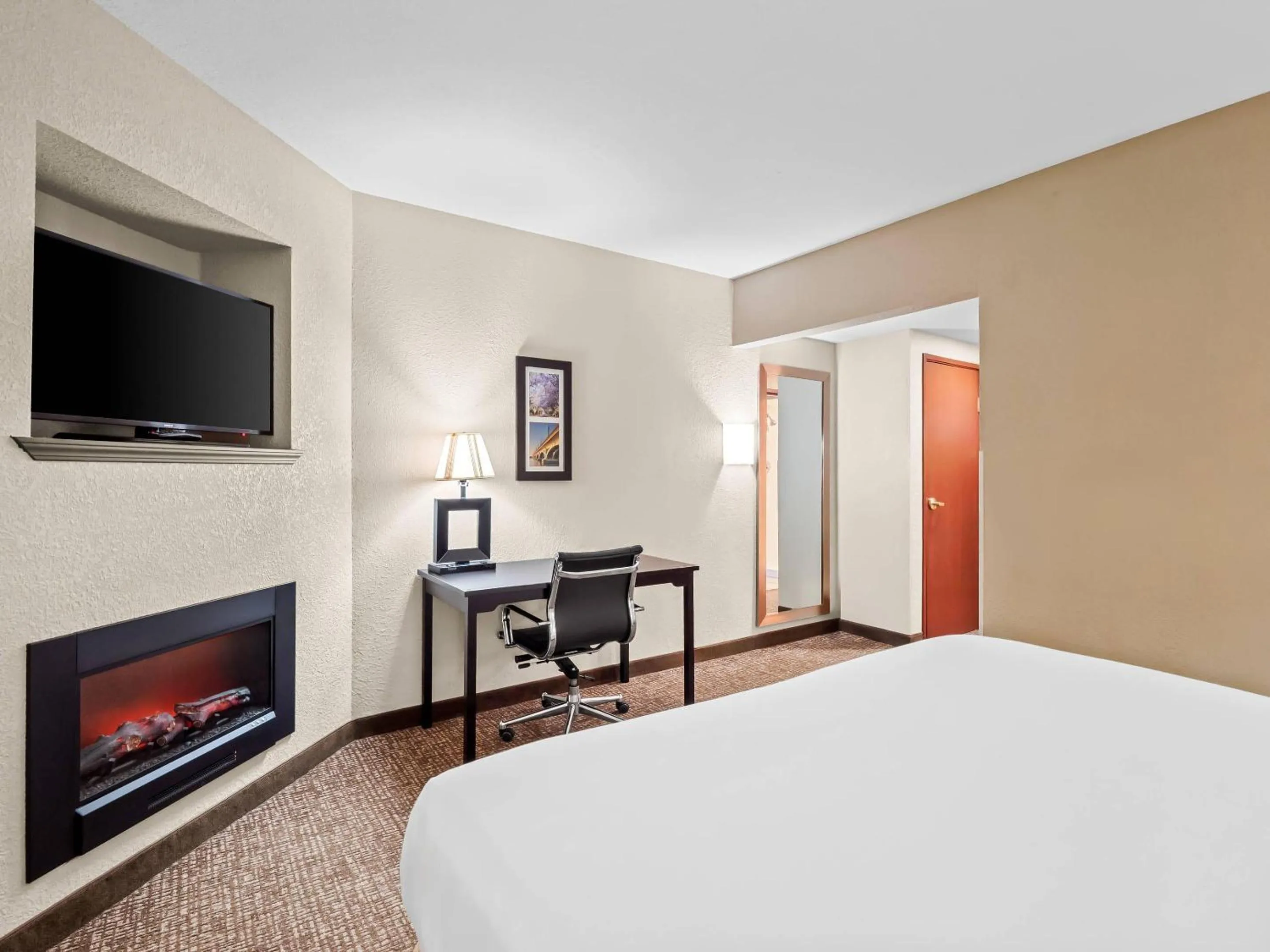 Bedroom, Bed in Comfort Inn & Suites Allen Park - Dearborn