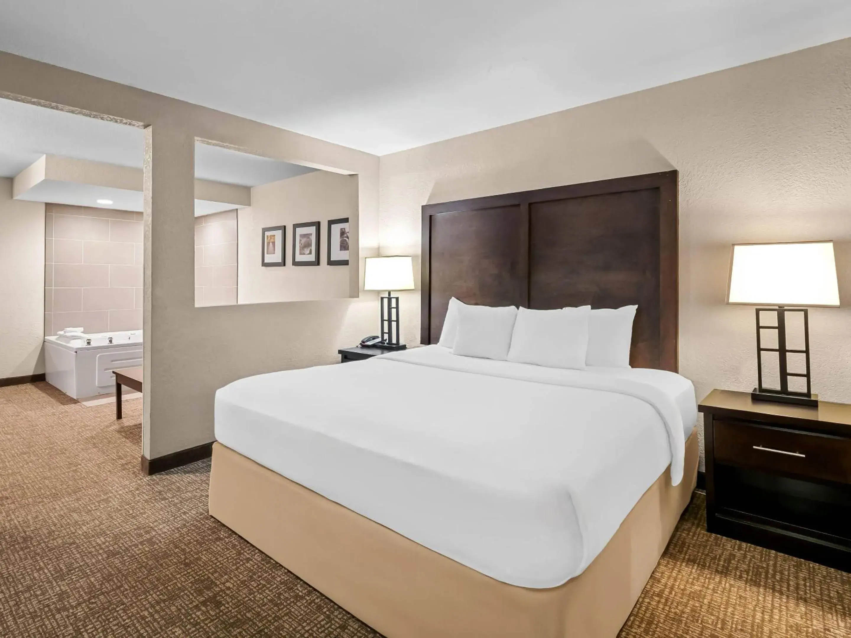 Bedroom, Bed in Comfort Inn & Suites Allen Park - Dearborn Bedroom, Bed in Comfort Inn & Suites Allen Park - Dearborn