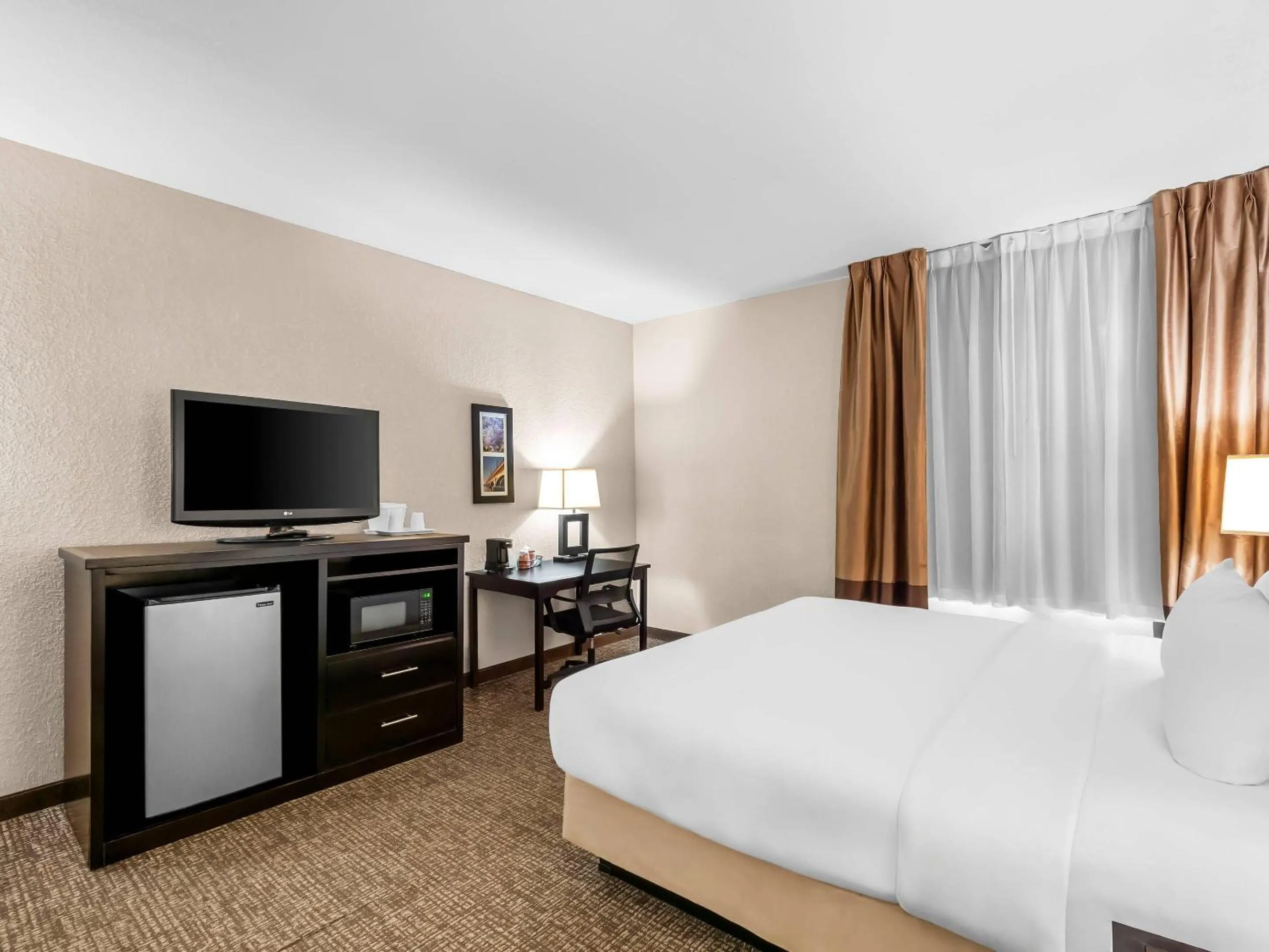 Bedroom, Bed in Comfort Inn & Suites Allen Park - Dearborn
