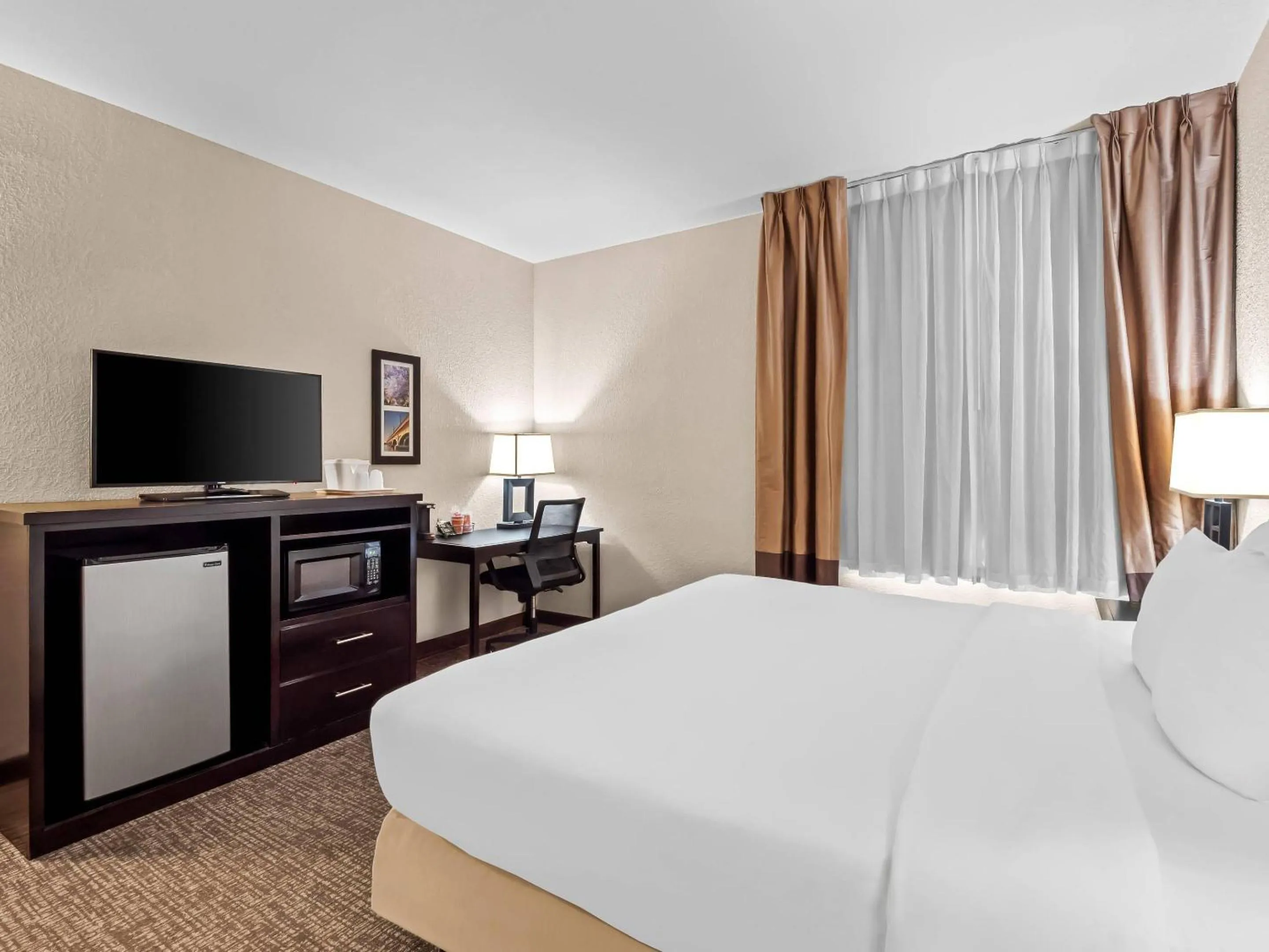 Bedroom, Bed in Comfort Inn & Suites Allen Park - Dearborn