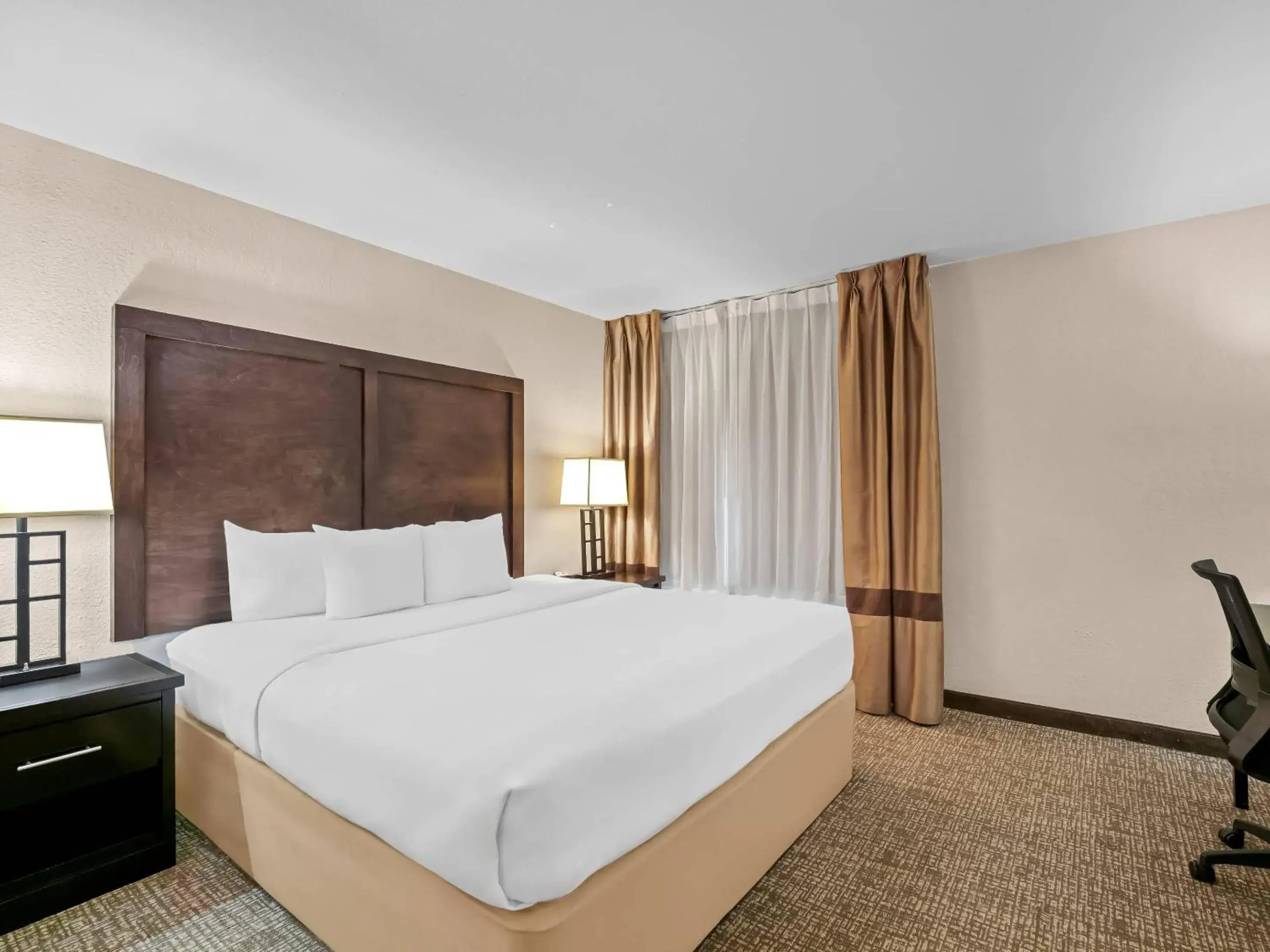 Bedroom, Bed in Comfort Inn & Suites Allen Park - Dearborn Bedroom, Bed in Comfort Inn & Suites Allen Park - Dearborn