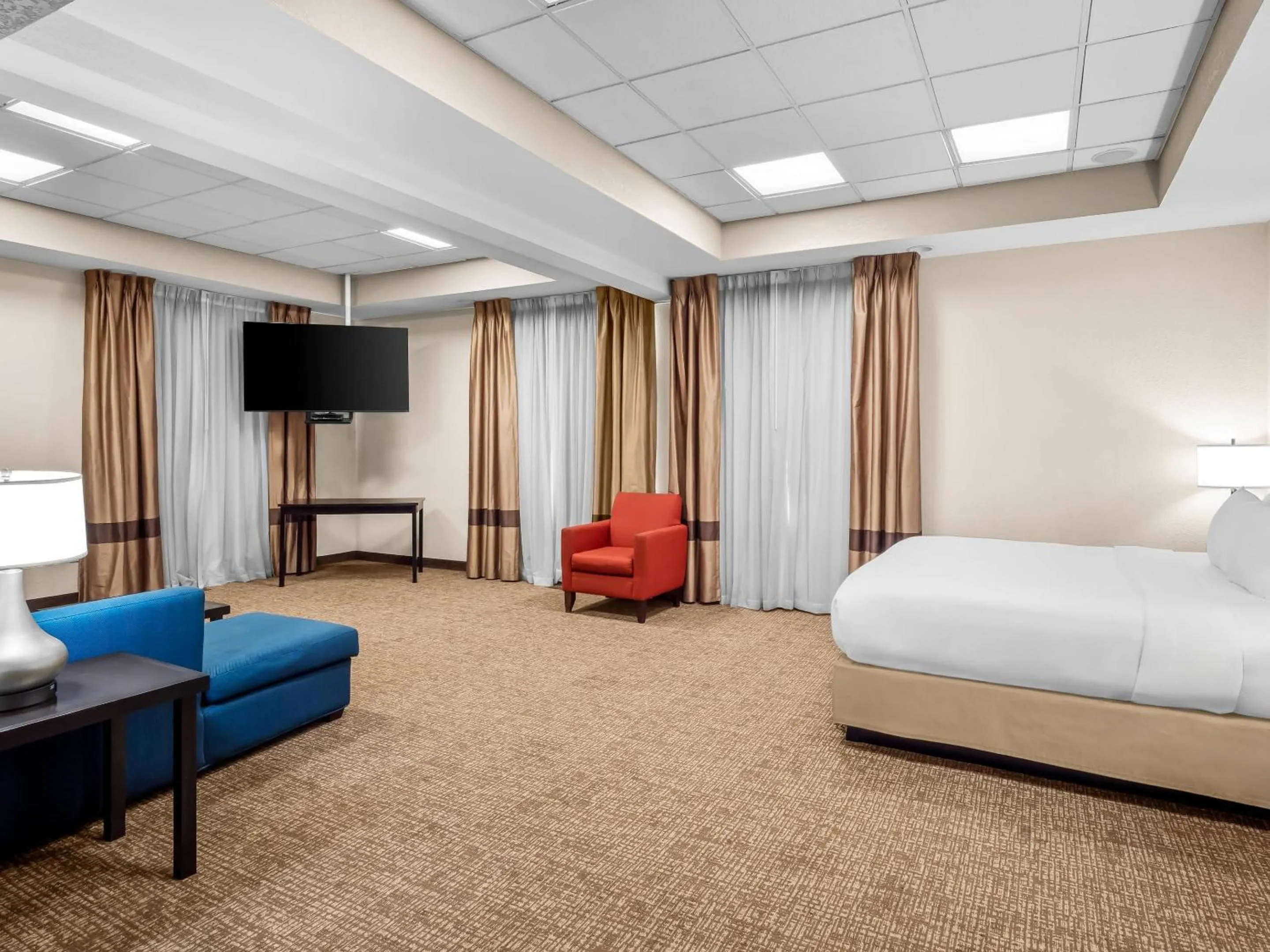 Bedroom, Bed in Comfort Inn & Suites Allen Park - Dearborn