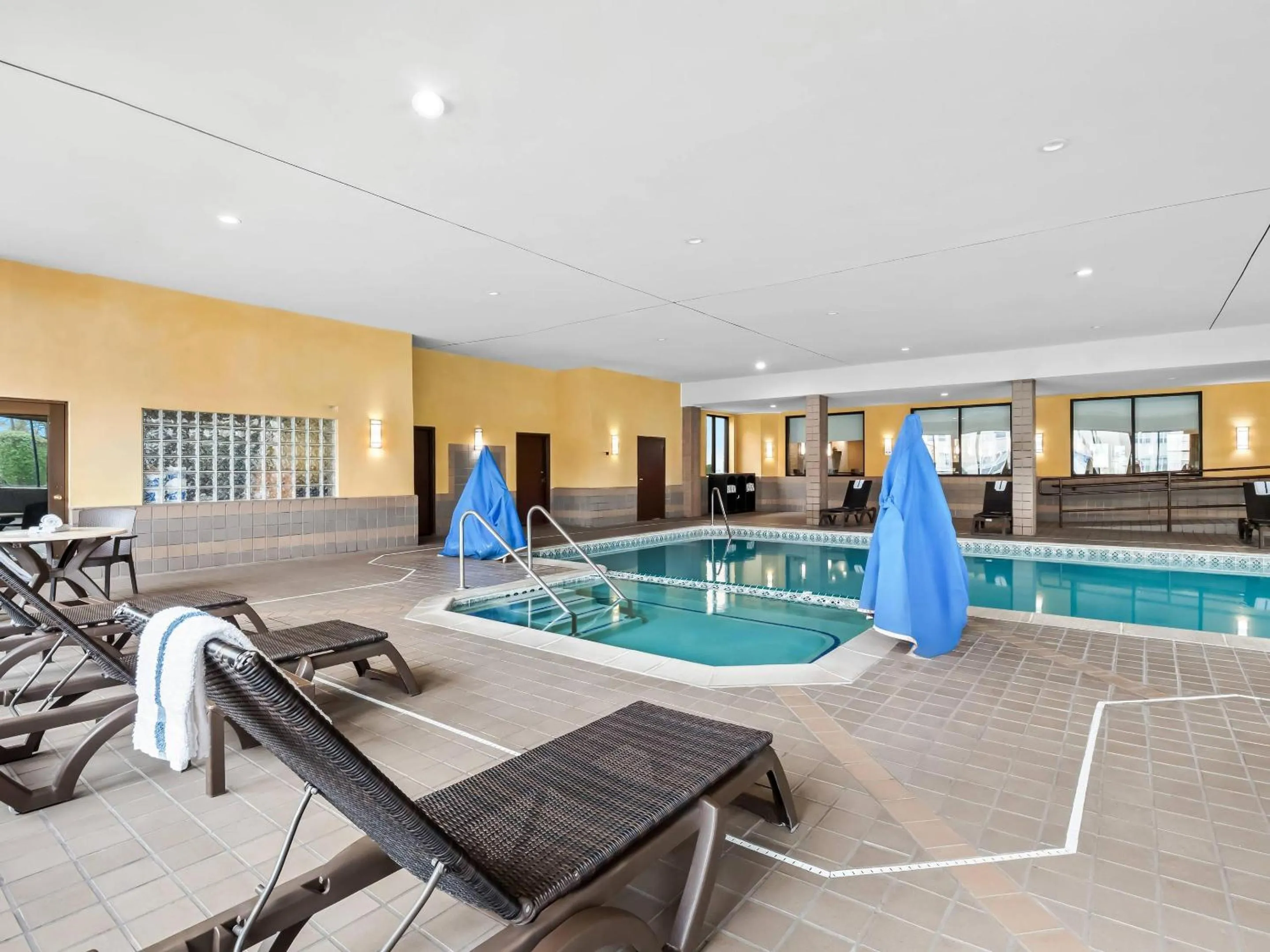 Swimming pool in Comfort Inn & Suites Allen Park - Dearborn