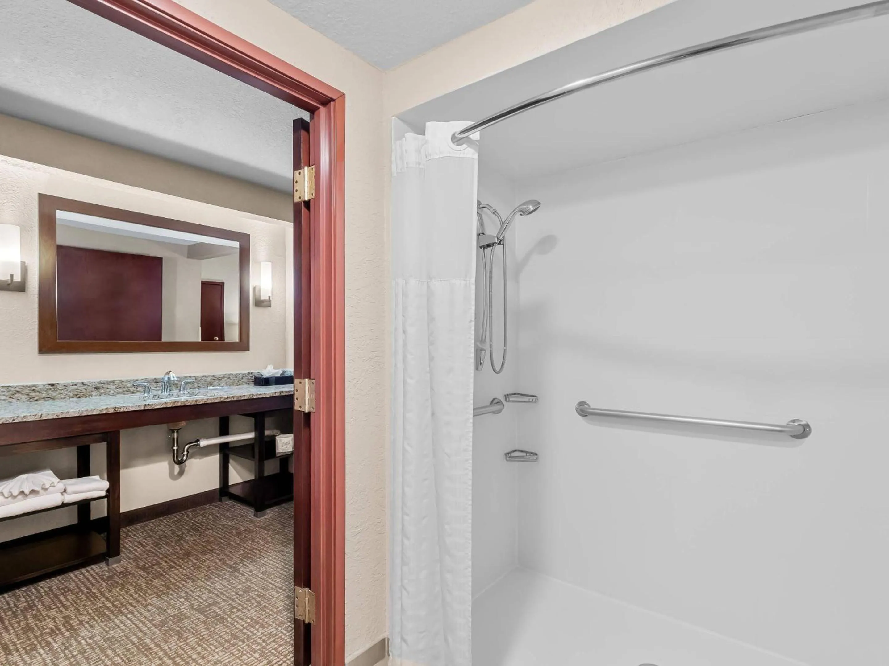 Bedroom in Comfort Inn & Suites Allen Park - Dearborn