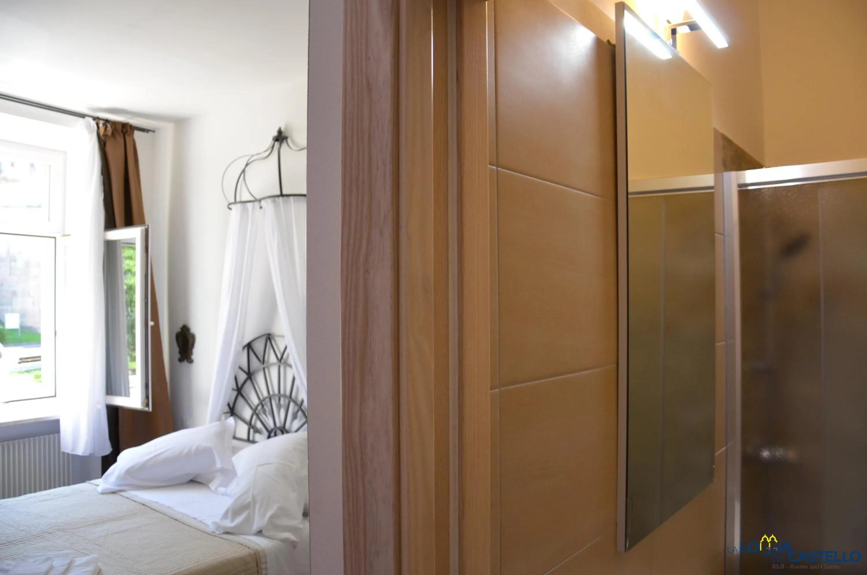 Shower, Bed in B&B La Loggia Del Castello