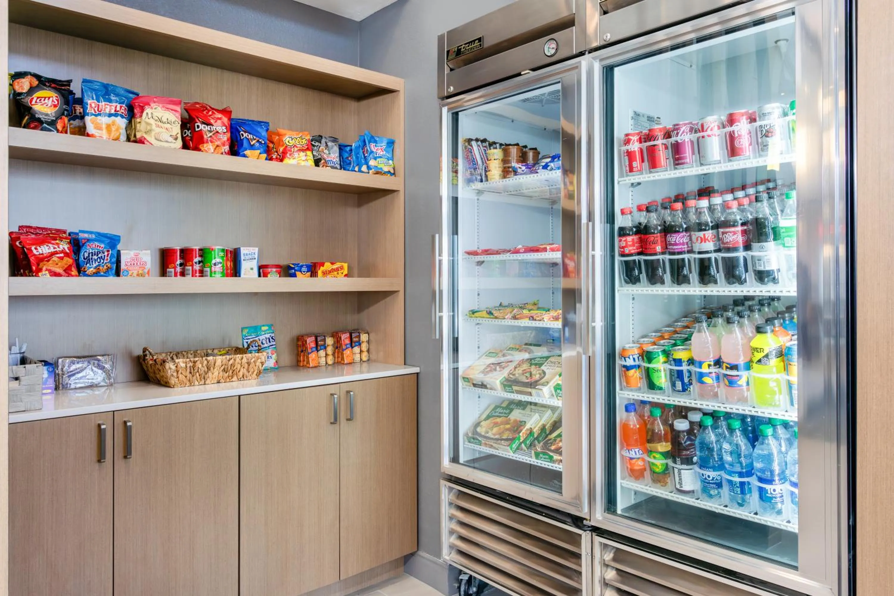 Food and drinks in Holiday Inn Express Hotel Clearwater East - ICOT Center by IHG