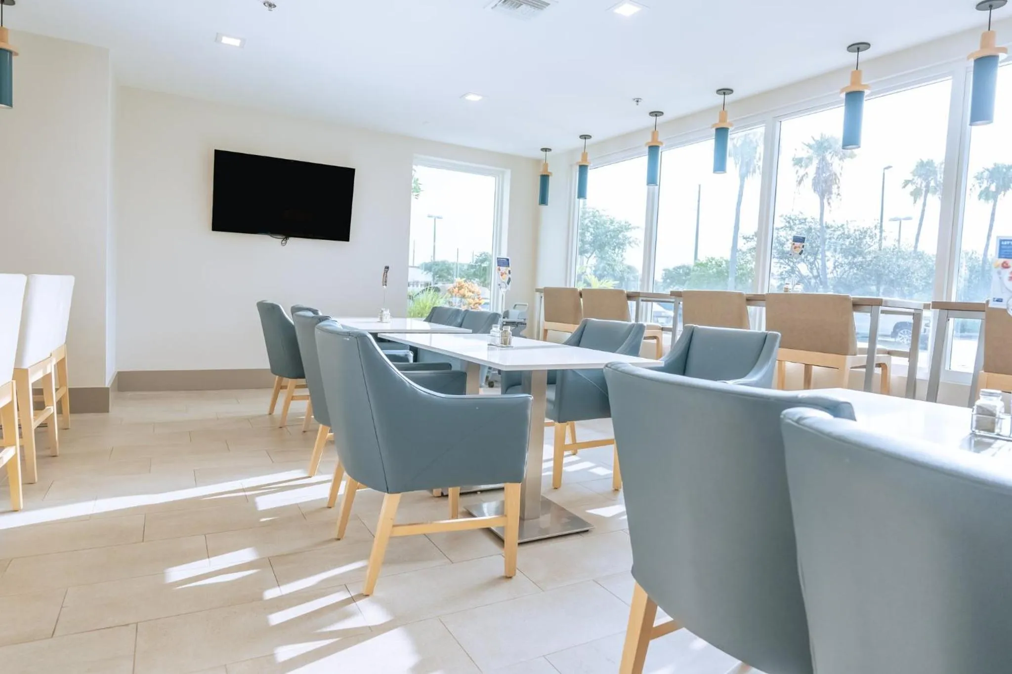 Restaurant/places to eat in Holiday Inn Express Hotel & Suites Cocoa Beach by IHG