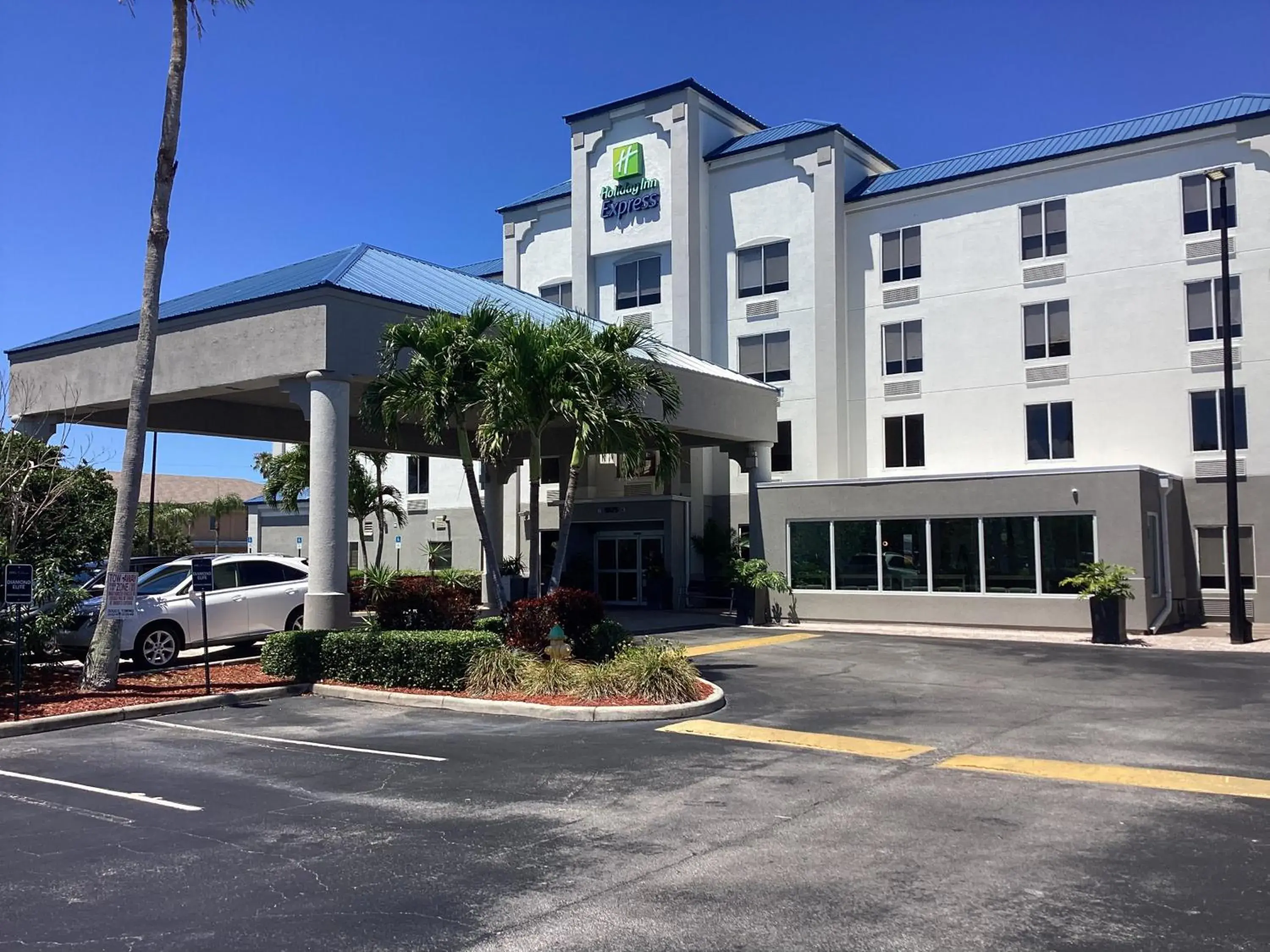 Property building in Holiday Inn Express Hotel & Suites Cocoa Beach by IHG Property building in Holiday Inn Express Hotel & Suites Cocoa Beach by IHG