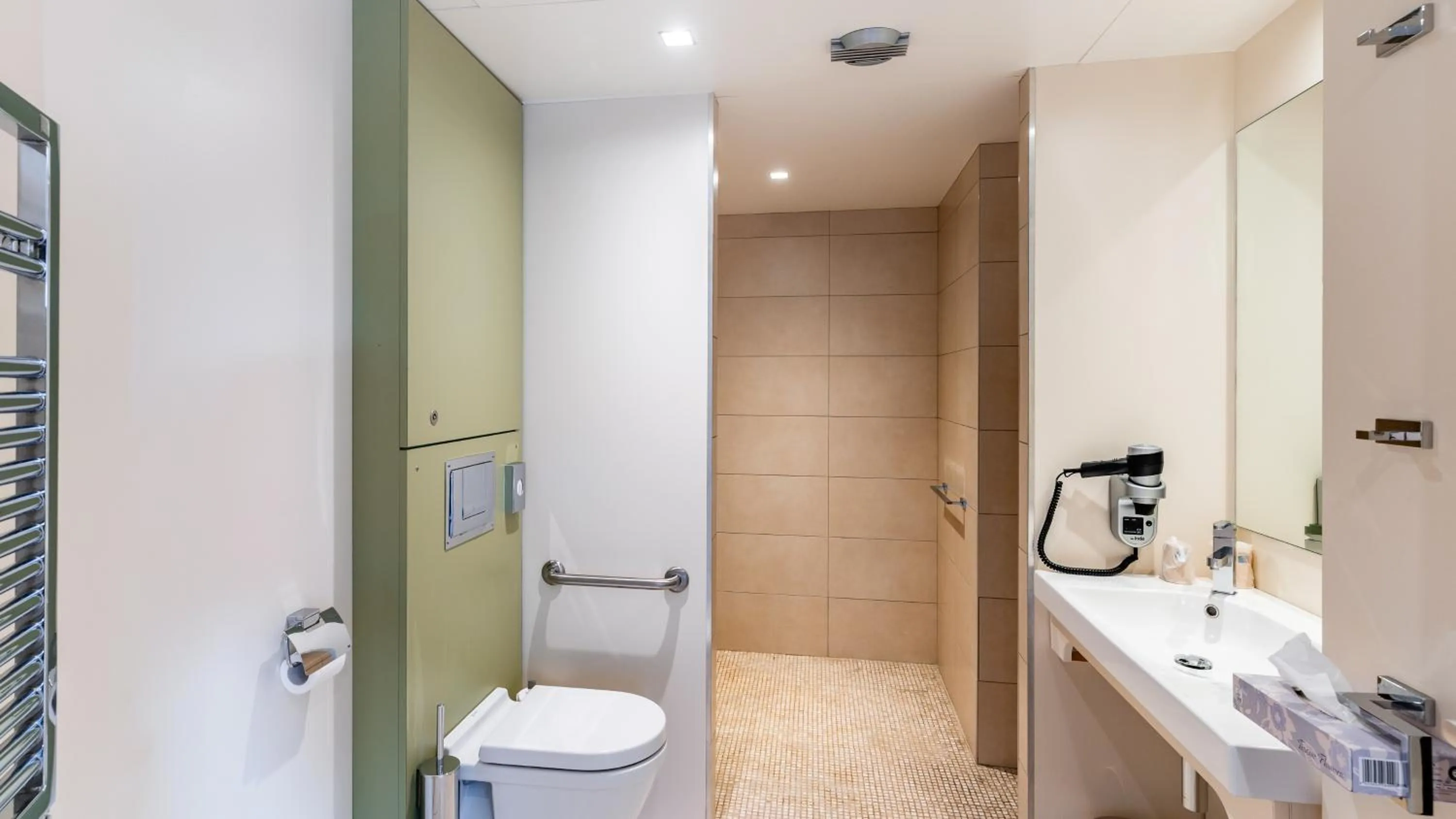 Bathroom in Golden Tulip Amnéville - Hôtel Spa & Casino