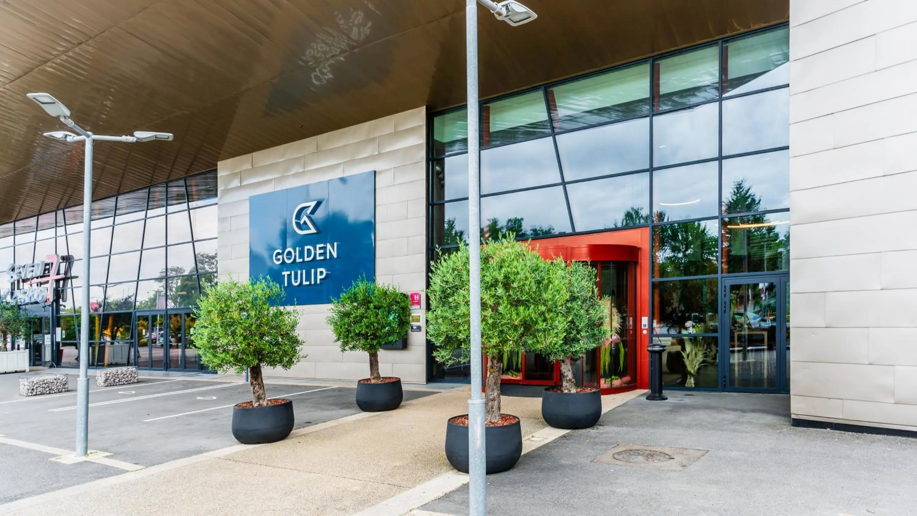 Facade/entrance in Golden Tulip Amnéville - Hôtel Spa & Casino