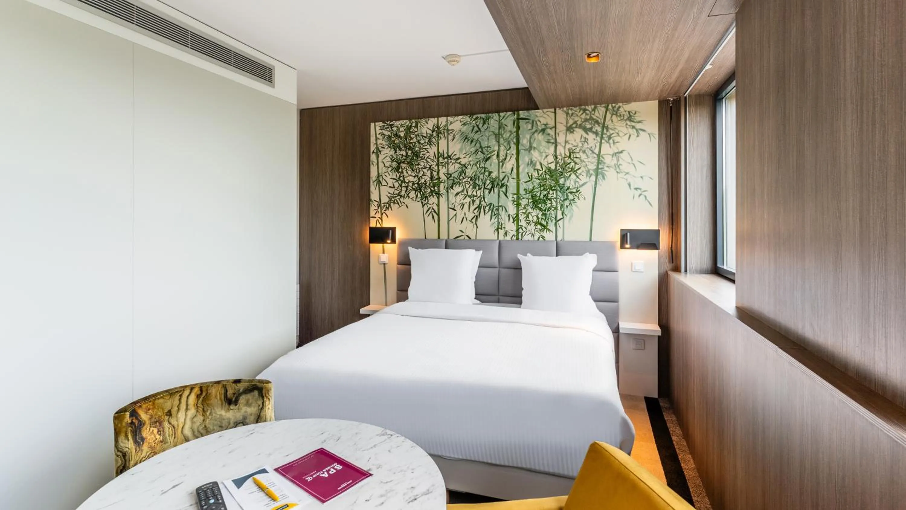 Decorative detail, Bed in Golden Tulip Amnéville - Hôtel Spa & Casino