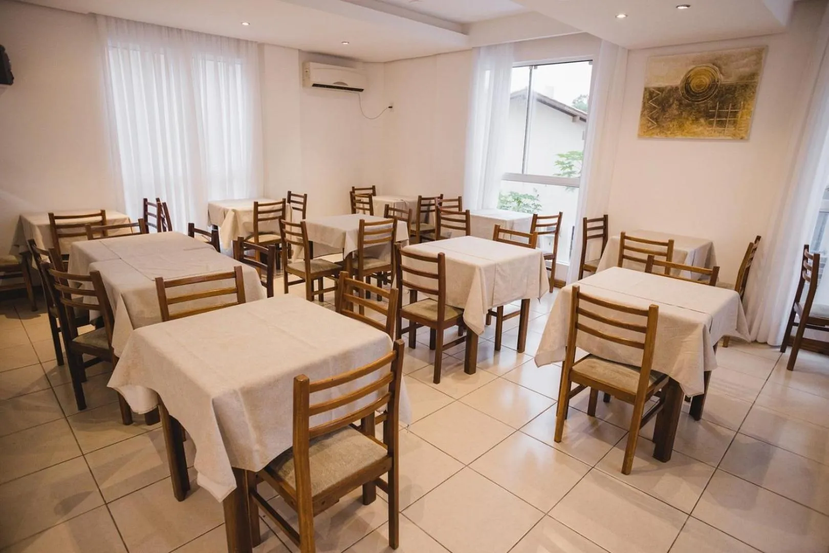 Restaurant/places to eat in Luísa Studio Hotel