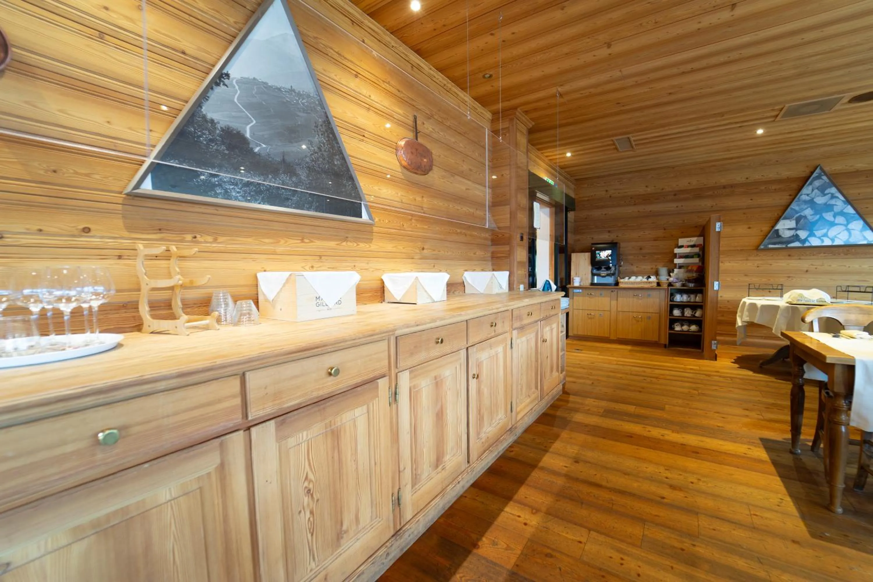 Restaurant/places to eat in Hôtel Chalet Royal