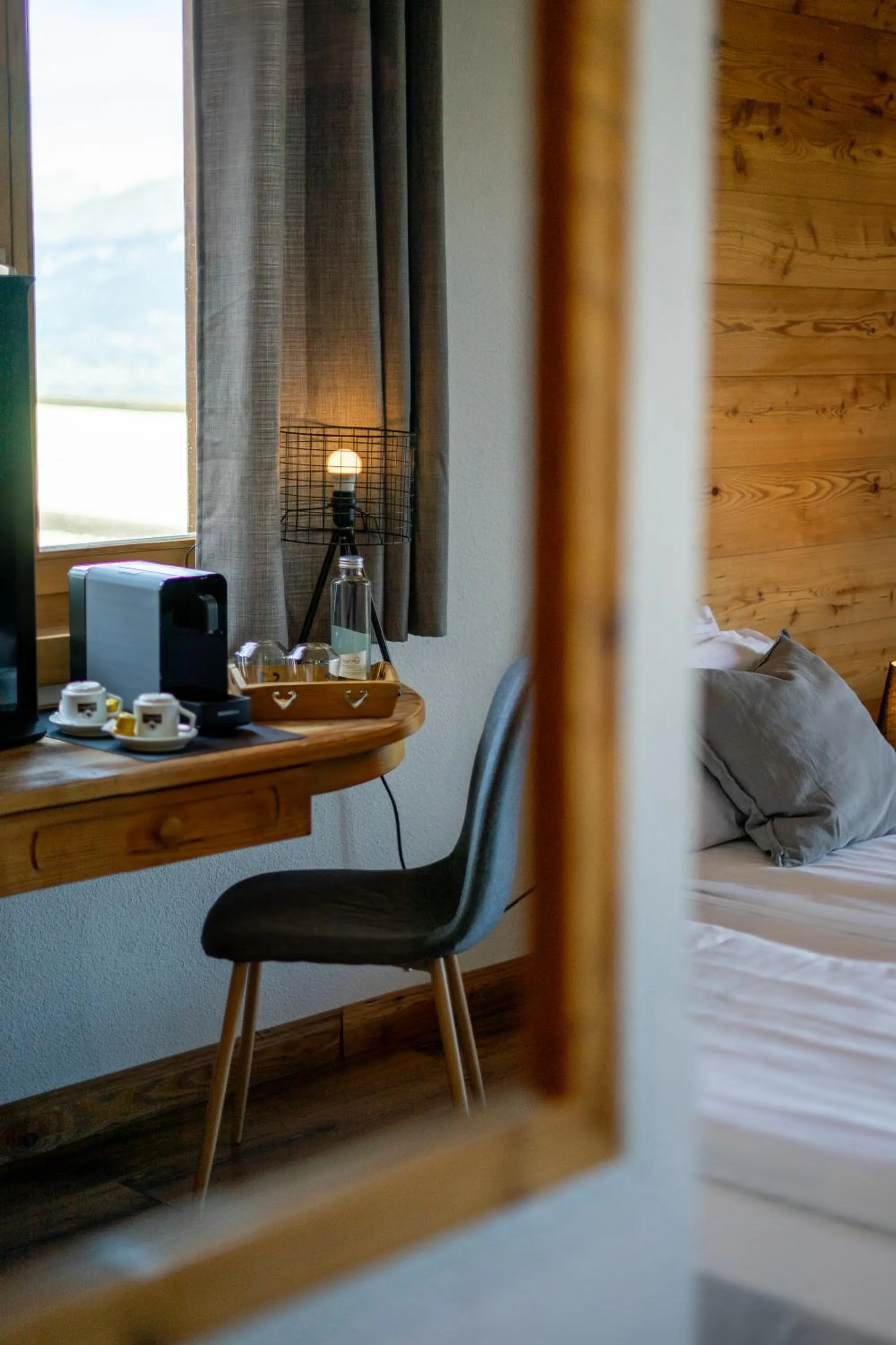 Dining area, Bed in Hôtel Chalet Royal