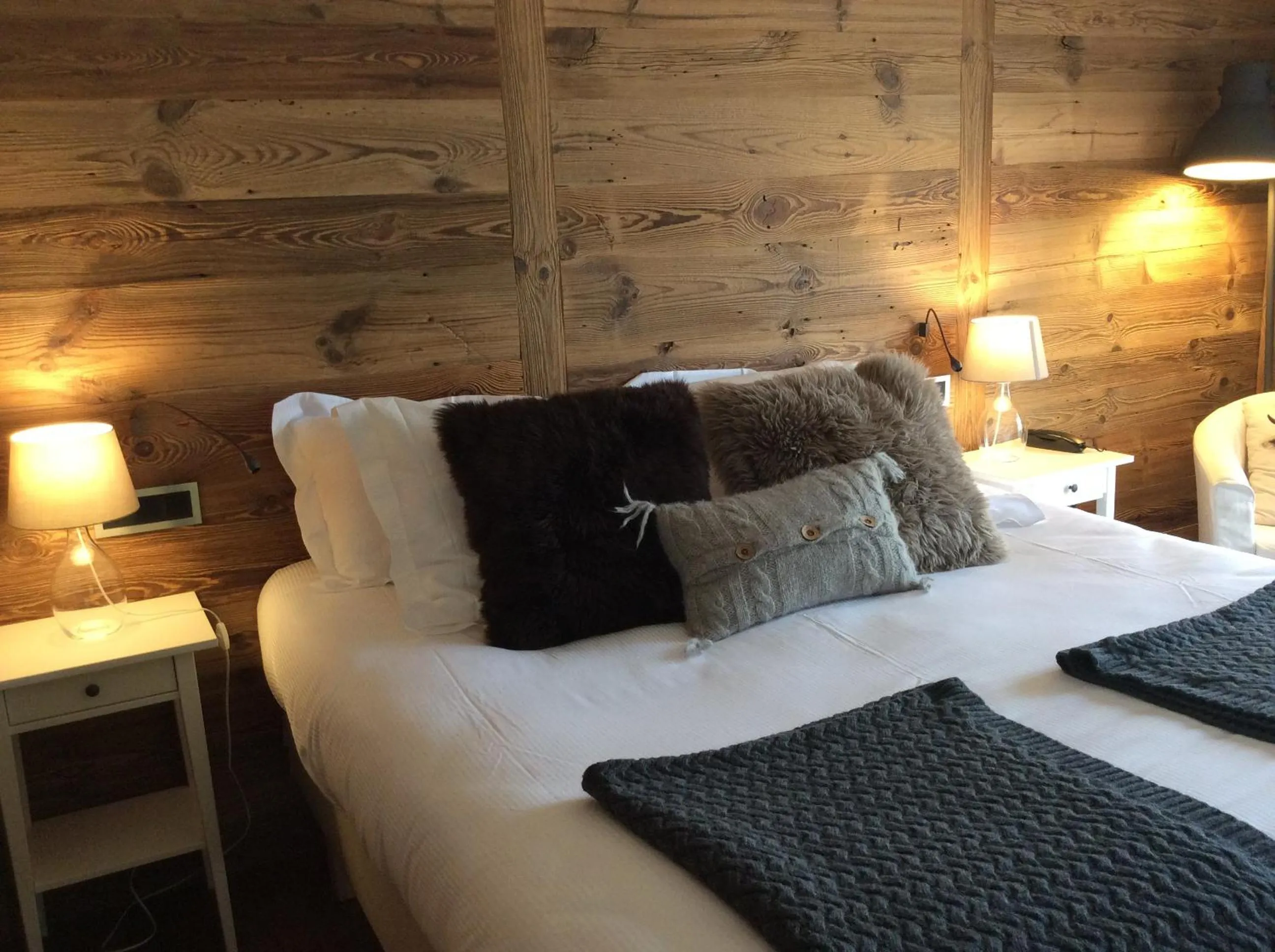 Photo of the whole room, Bed in Hôtel Chalet Royal
