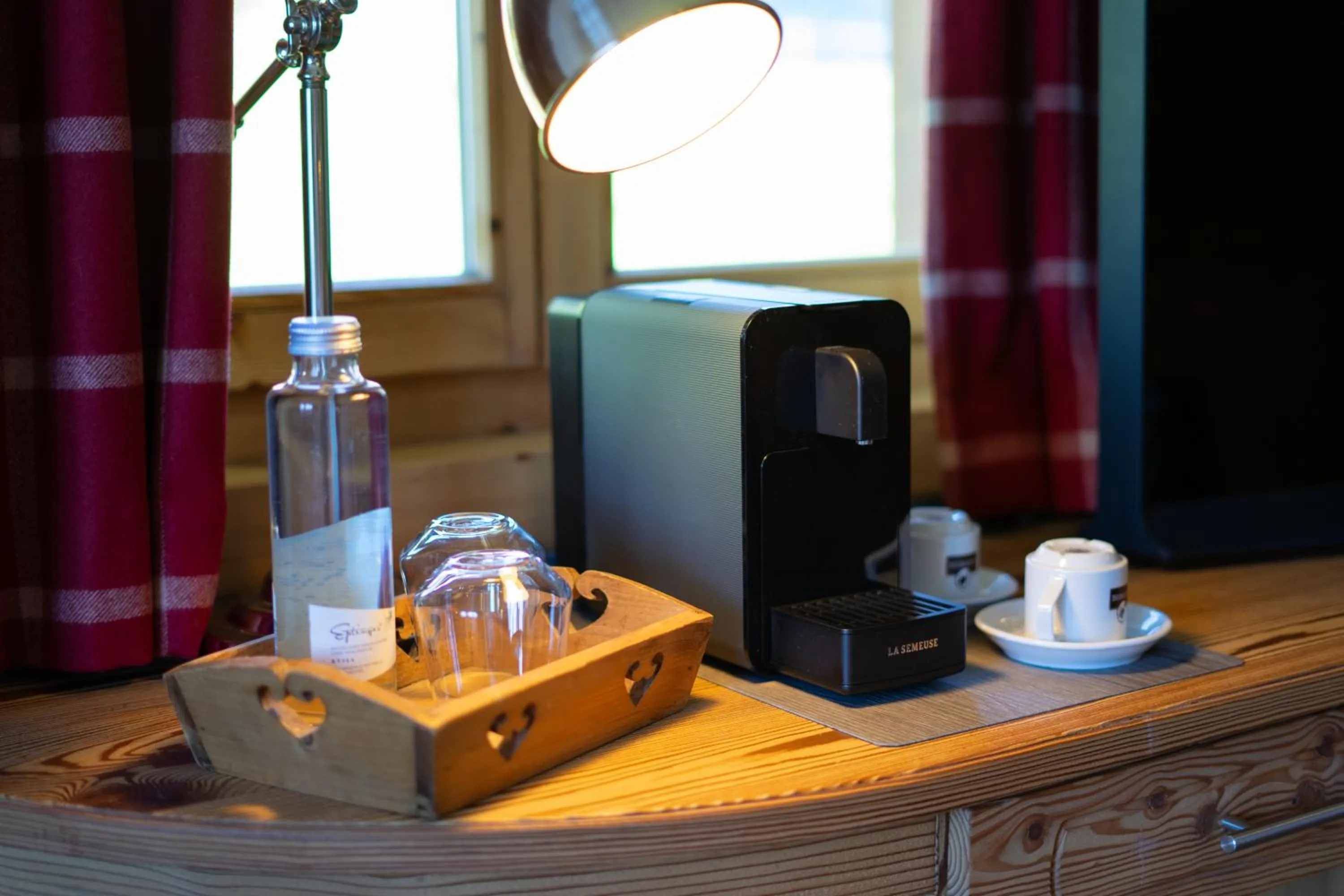 Coffee/tea facilities in Hôtel Chalet Royal