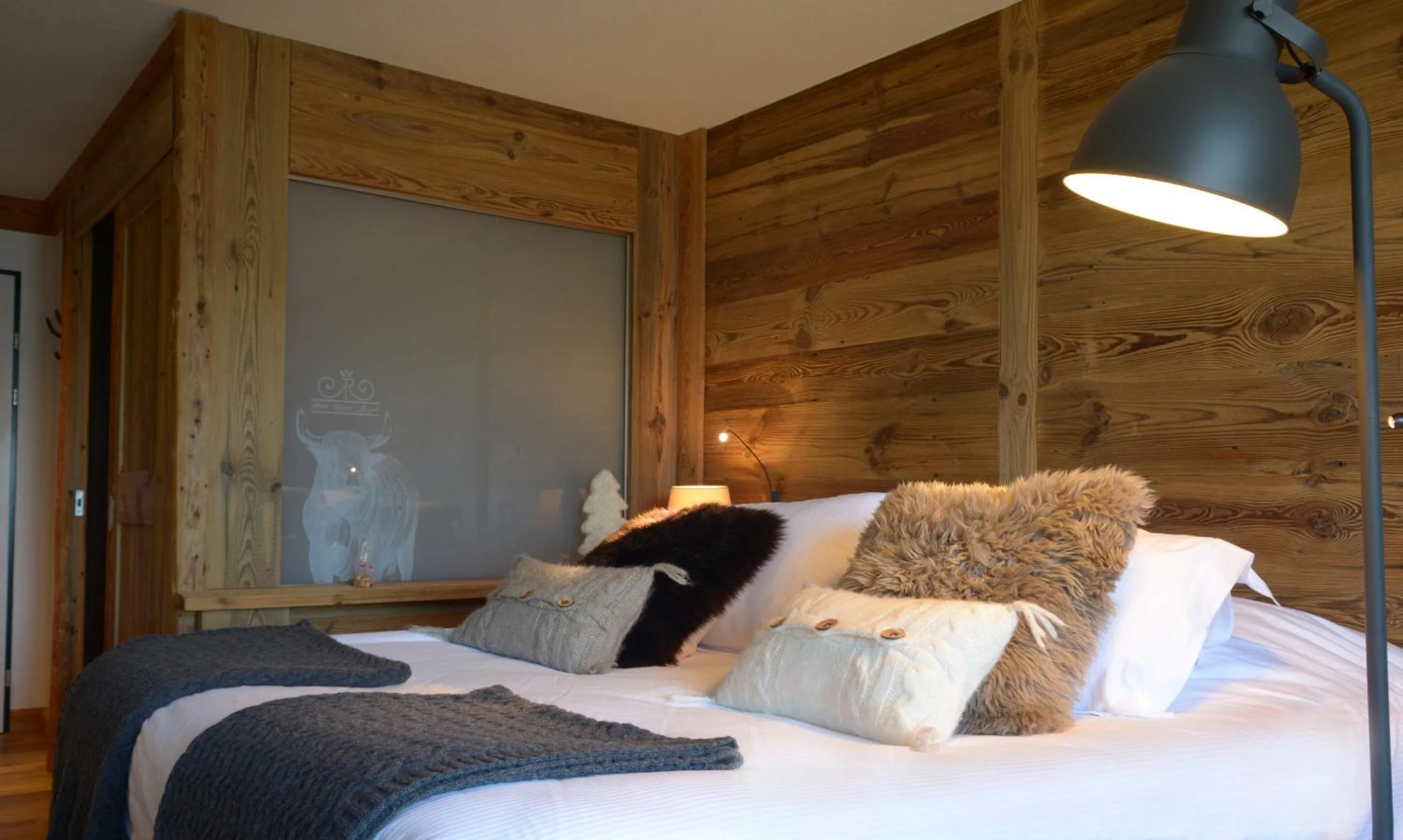Photo of the whole room, Bed in Hôtel Chalet Royal