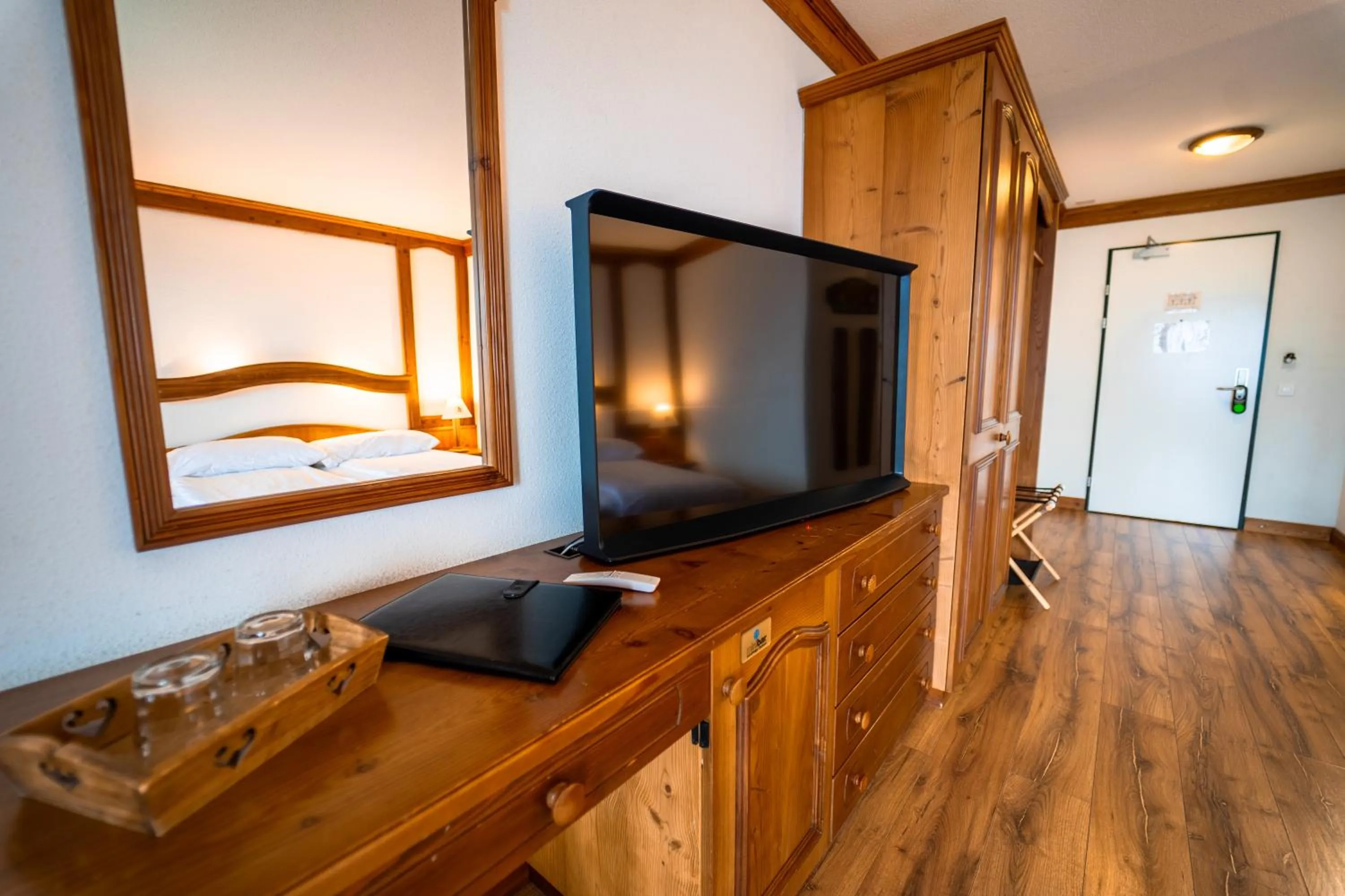 TV and multimedia in Hôtel Chalet Royal