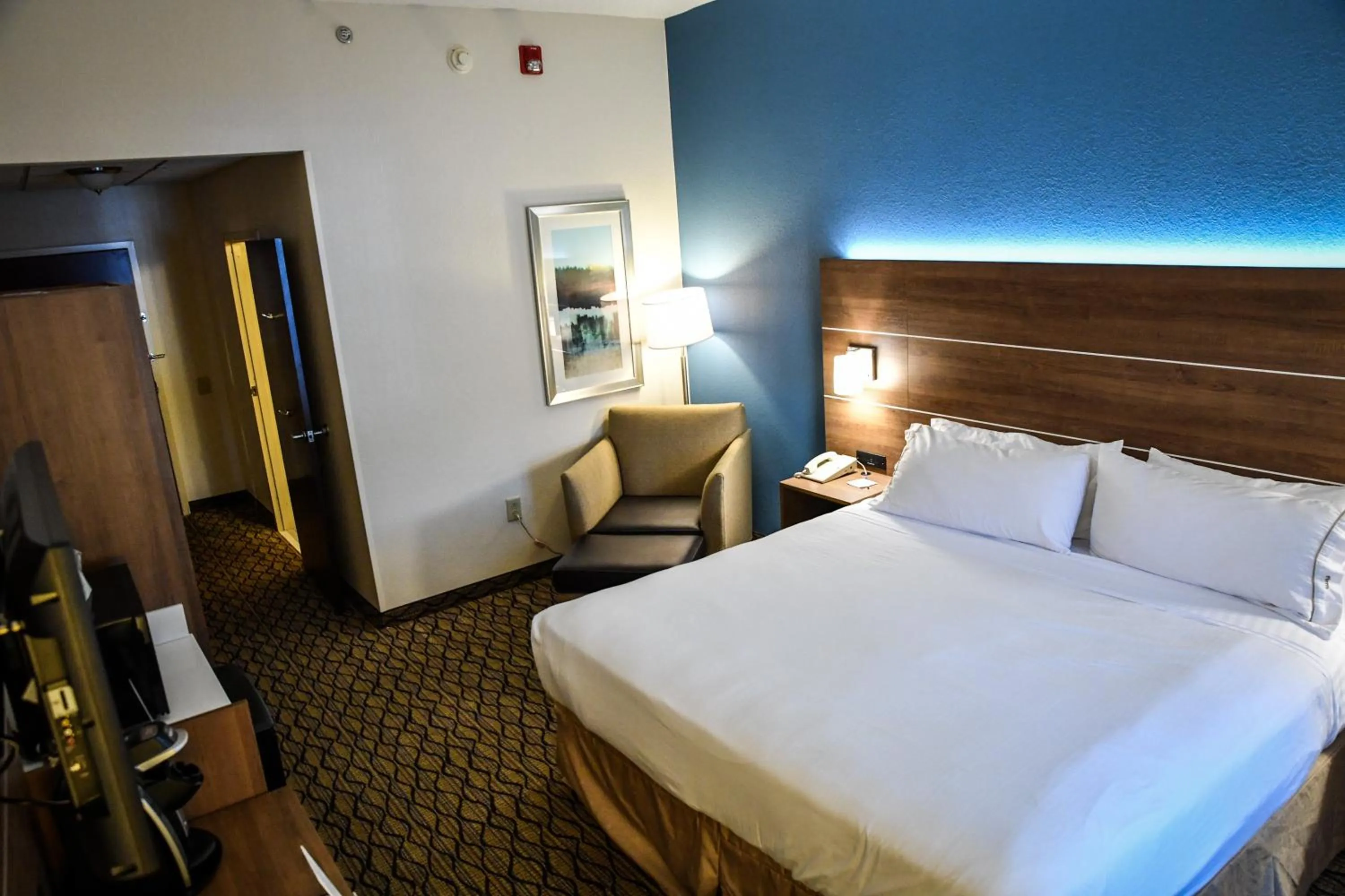 Photo of the whole room, Bed in Holiday Inn Express Hotel & Suites - Concord by IHG