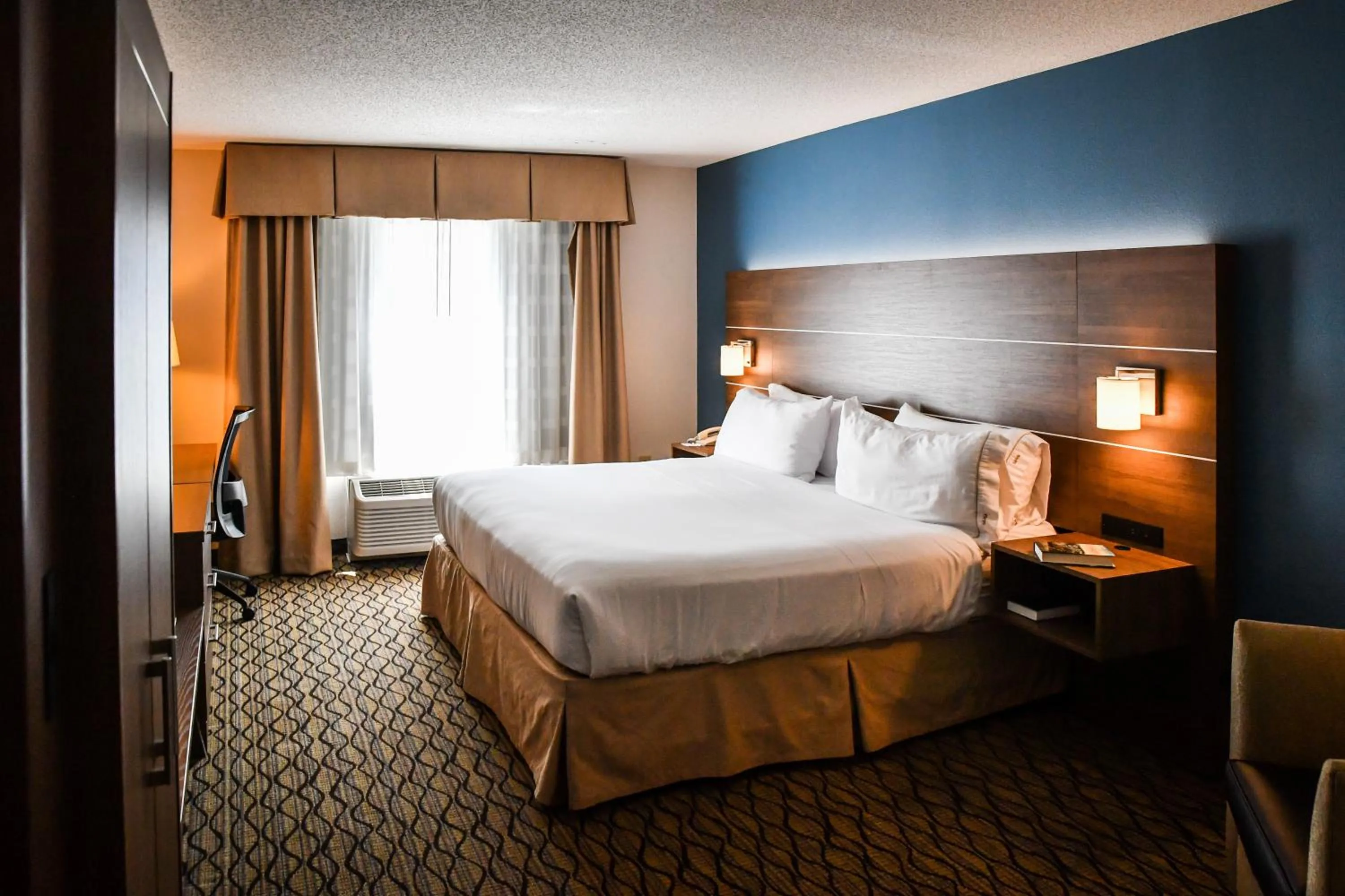 Photo of the whole room, Bed in Holiday Inn Express Hotel & Suites - Concord by IHG