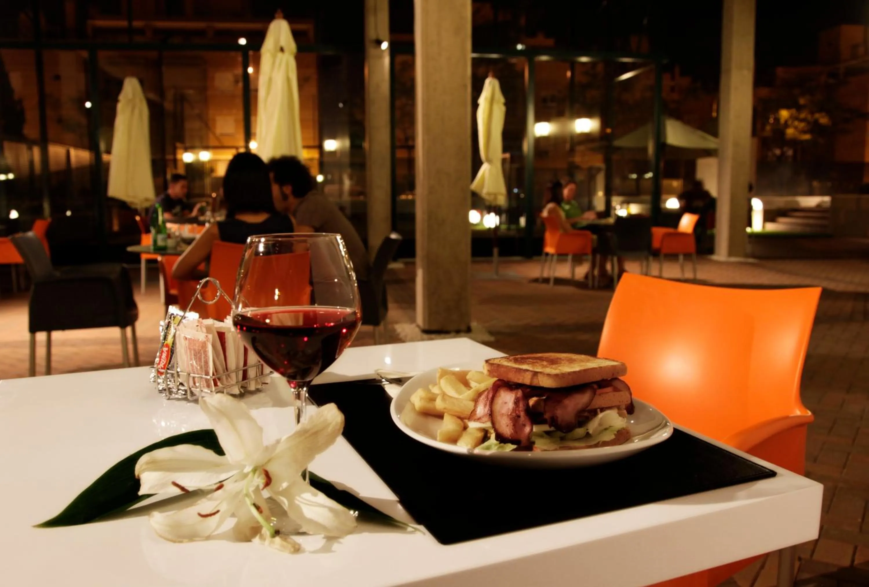 Restaurant/places to eat in TaCH Madrid Airport