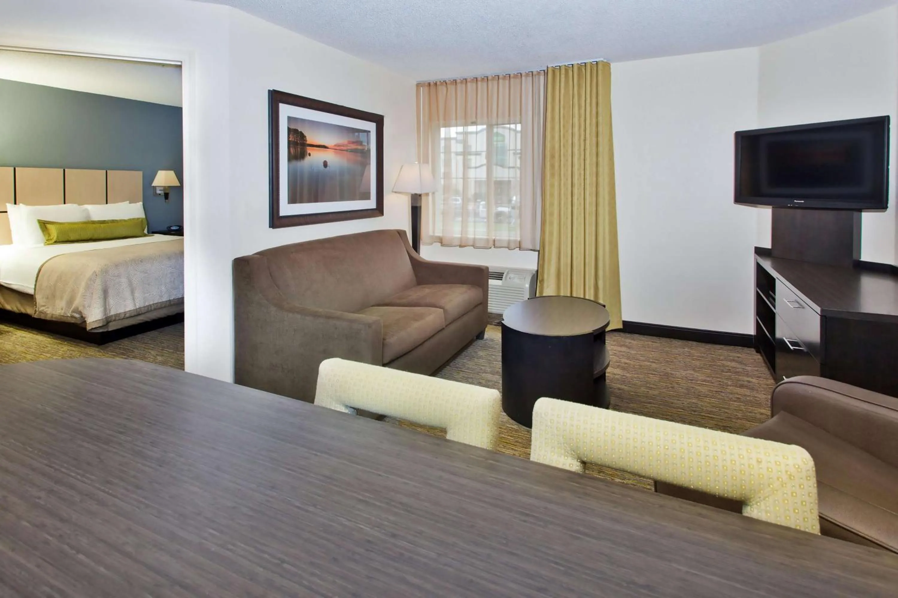 Photo of the whole room, Bed in Sonesta Simply Suites Detroit Southfield