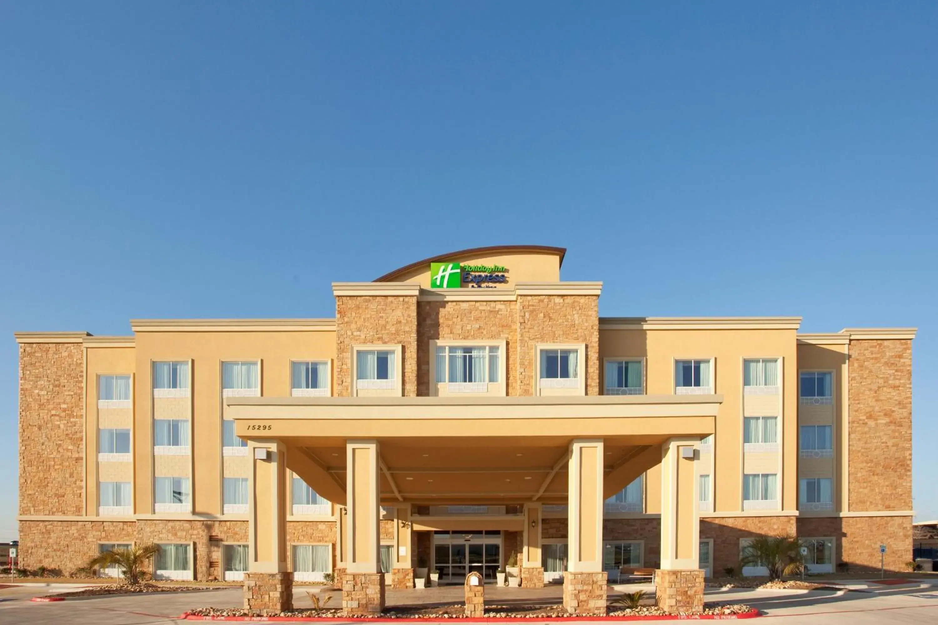 Property building in Holiday Inn Express & Suites Austin South-Buda by IHG Property building in Holiday Inn Express & Suites Austin South-Buda by IHG