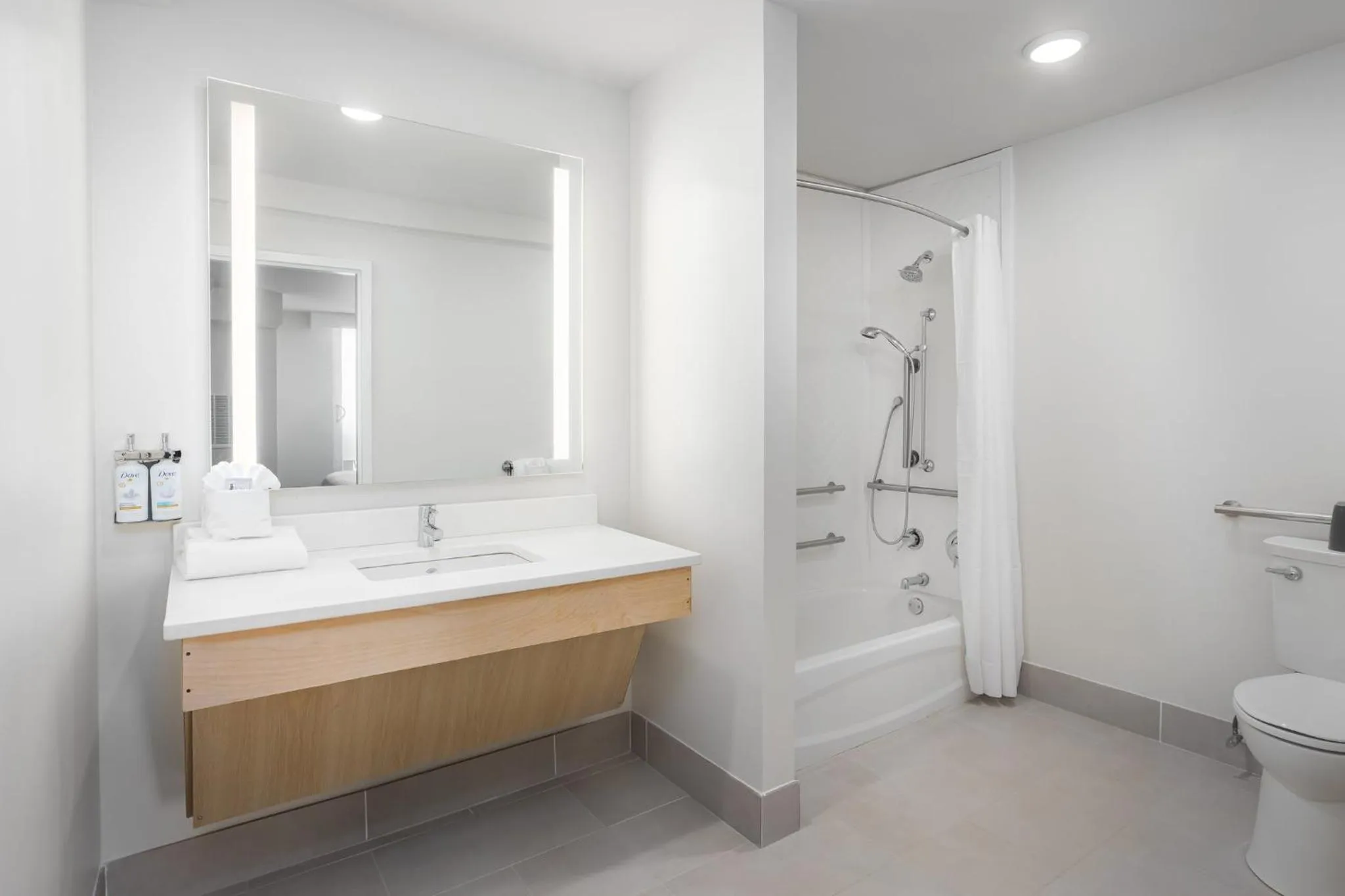 Photo of the whole room in Holiday Inn Resort Oceanfront at Surfside Beach by IHG