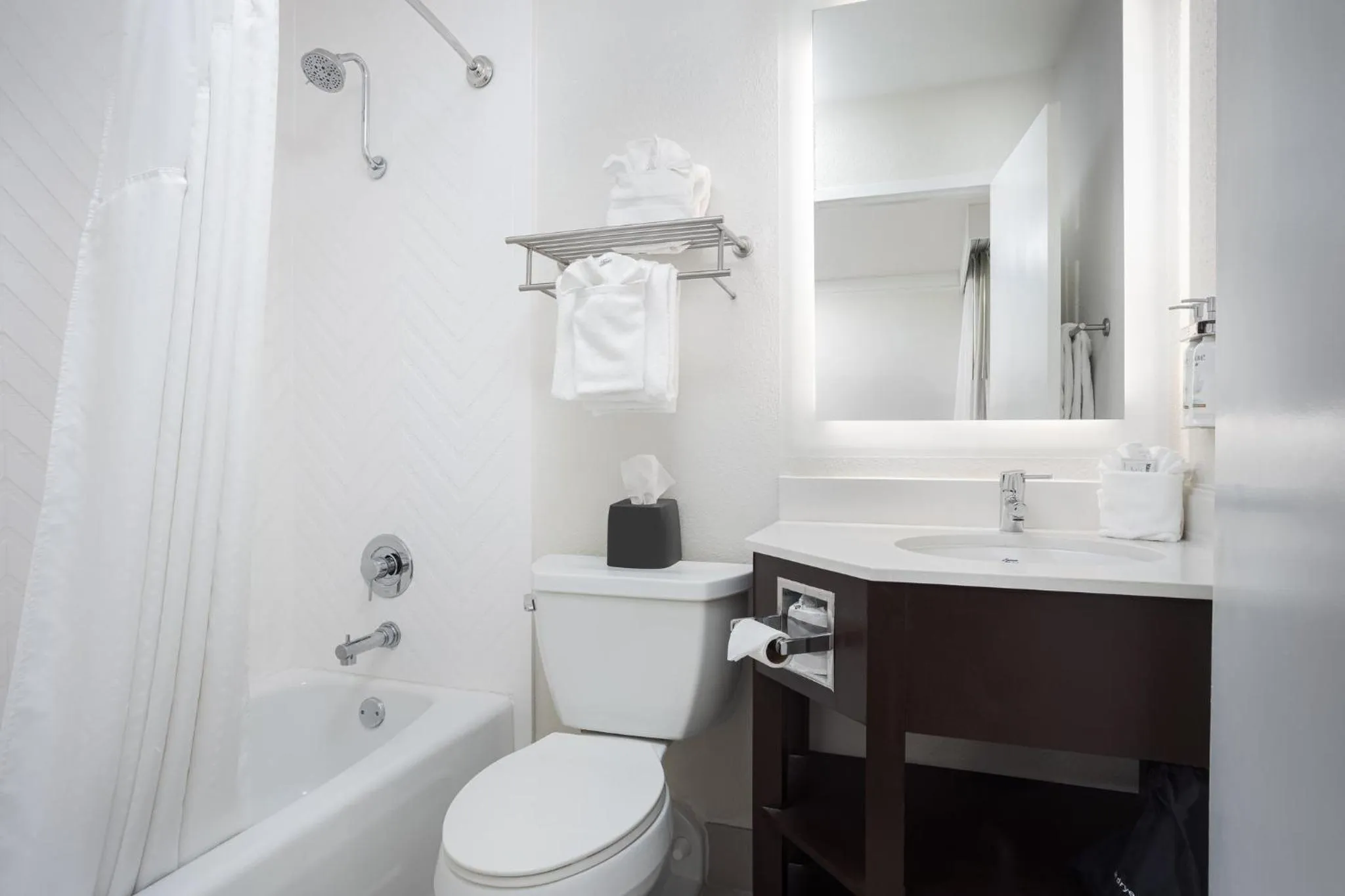 Photo of the whole room in Holiday Inn Resort Oceanfront at Surfside Beach by IHG