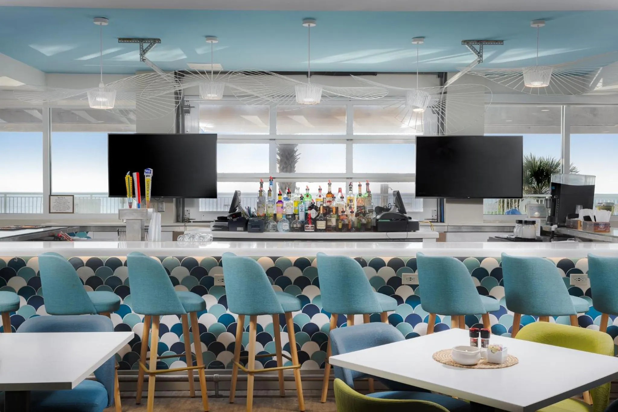 Communal lounge/ TV room in Holiday Inn Resort Oceanfront at Surfside Beach by IHG