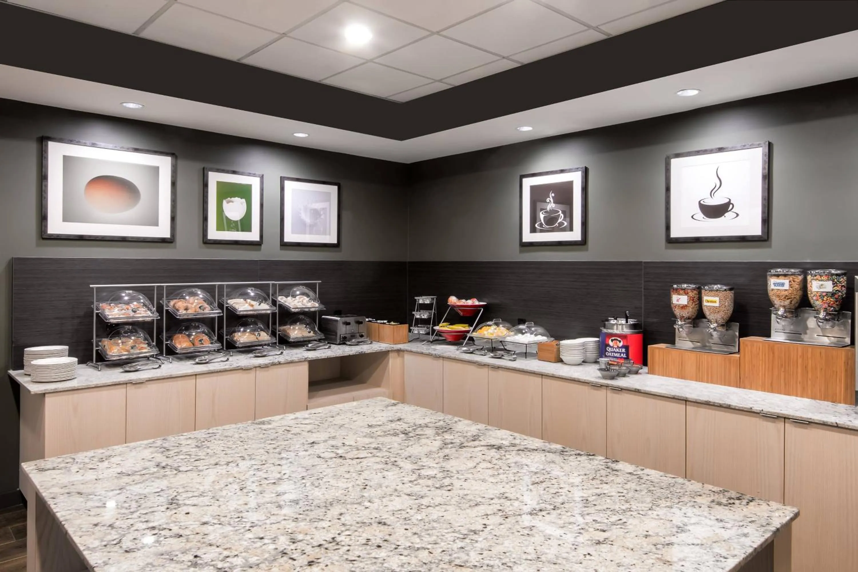 Breakfast in Fairfield Inn & Suites by Marriott Charlotte Uptown