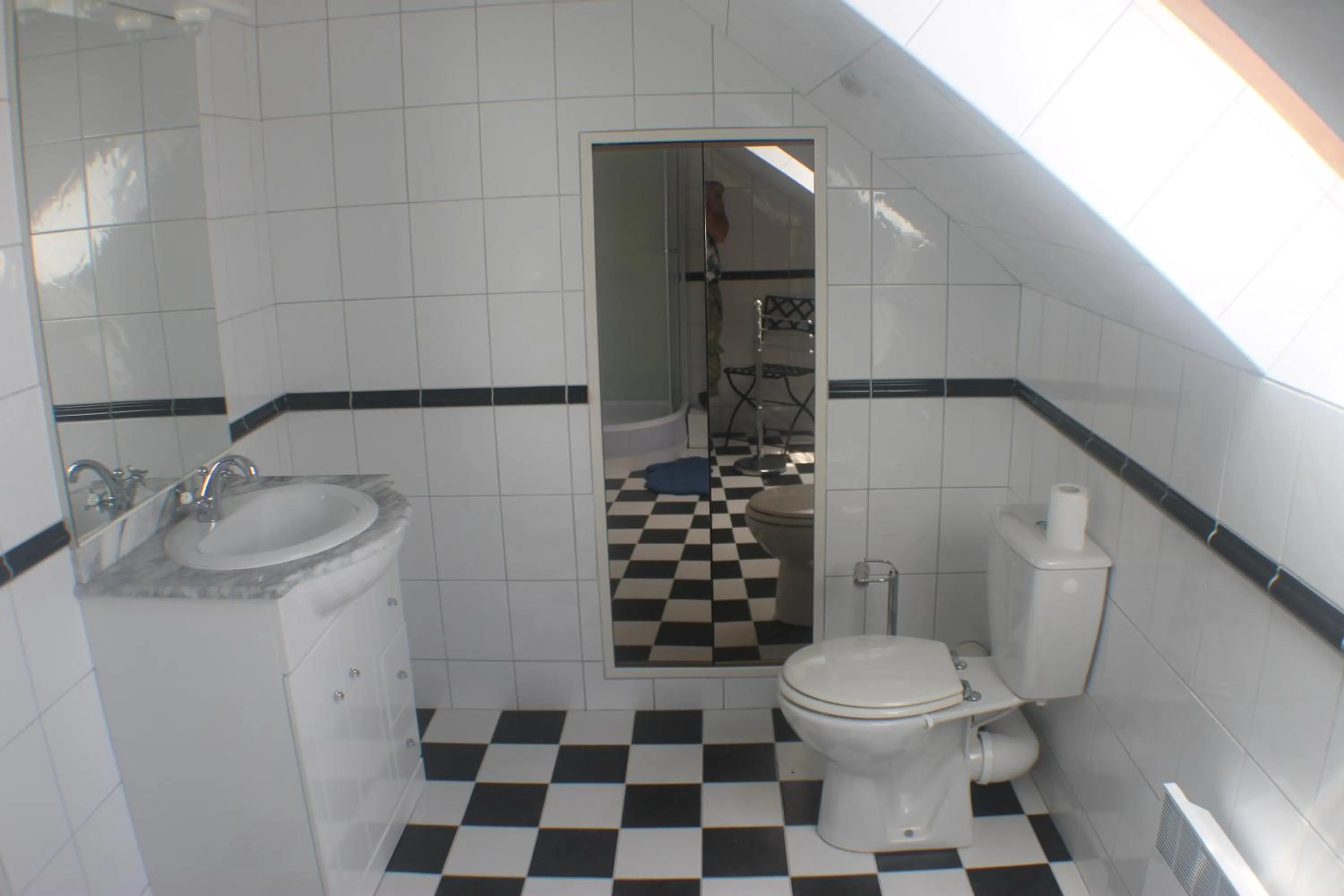 Photo of the whole room in Walnut House