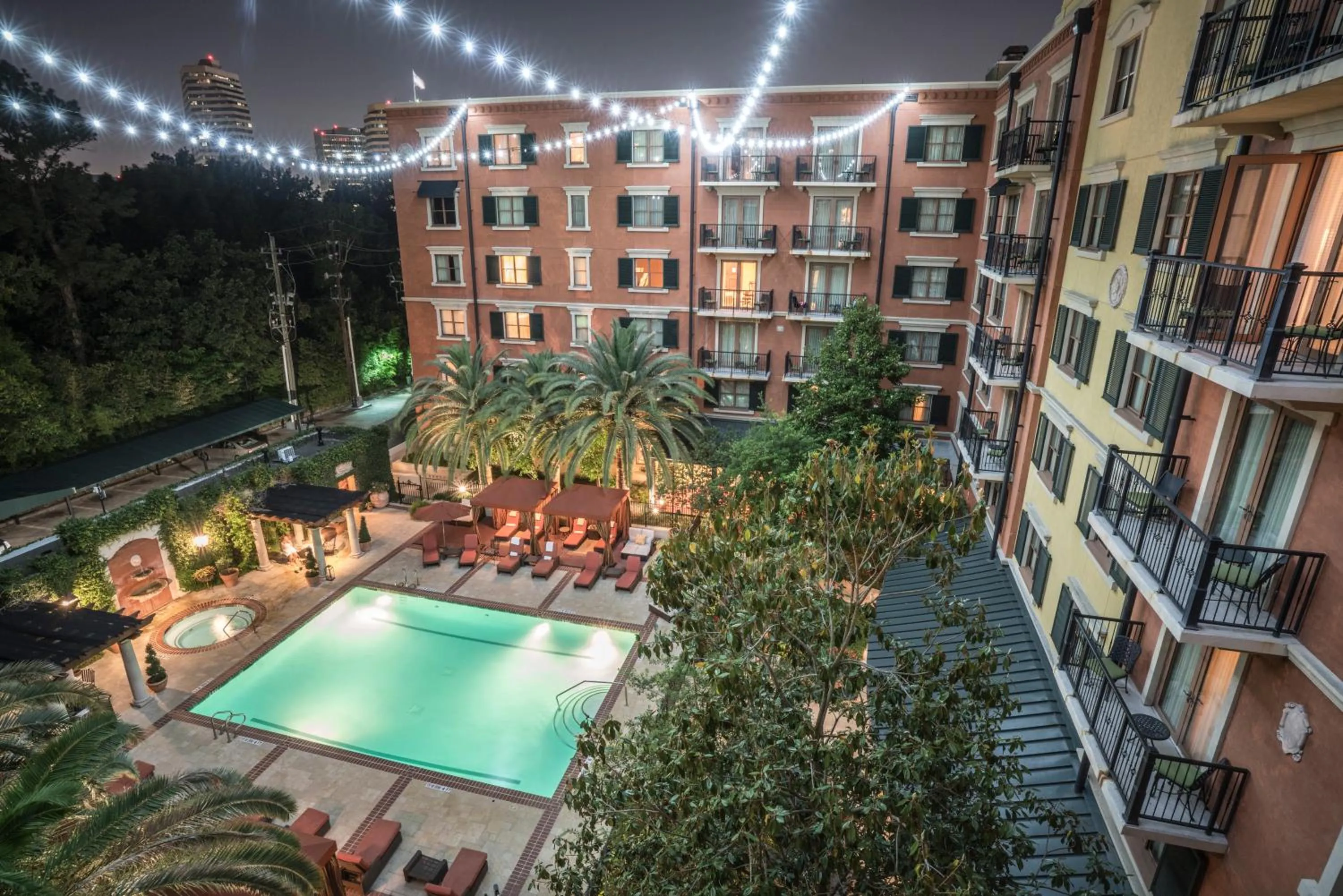 Property building in Hotel Granduca Houston