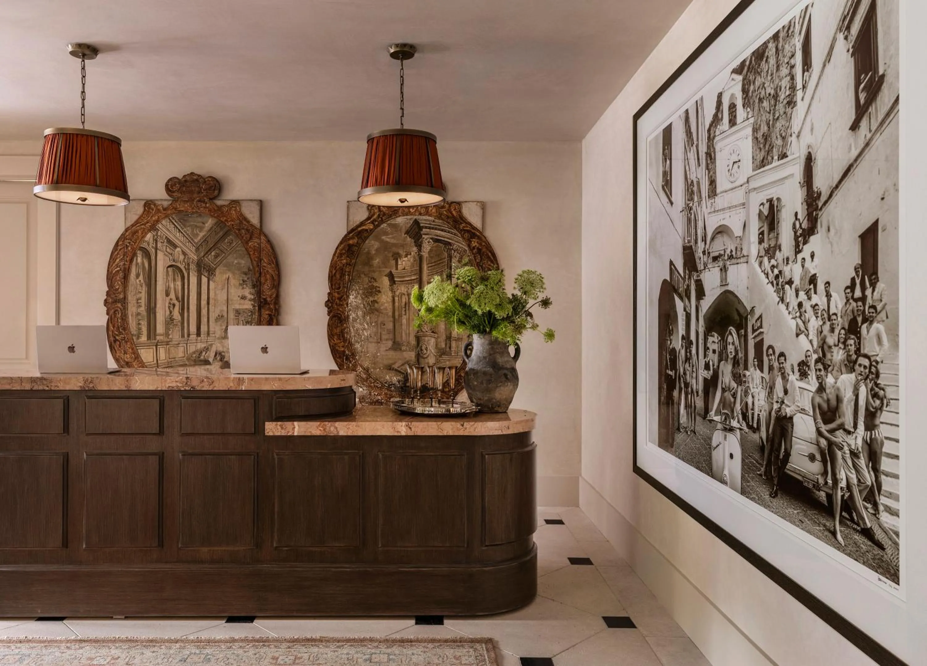 Property building in Hotel Granduca Houston