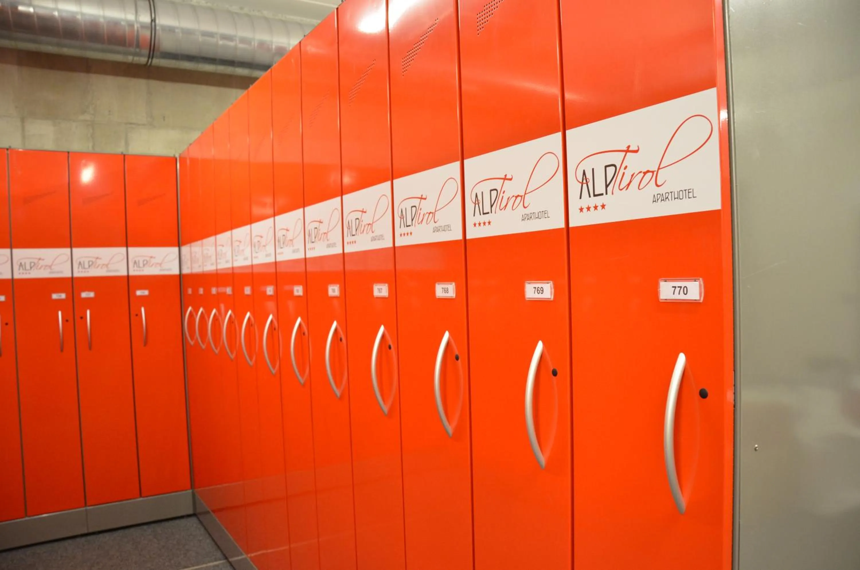 Skiing in Aparthotel AlpTirol