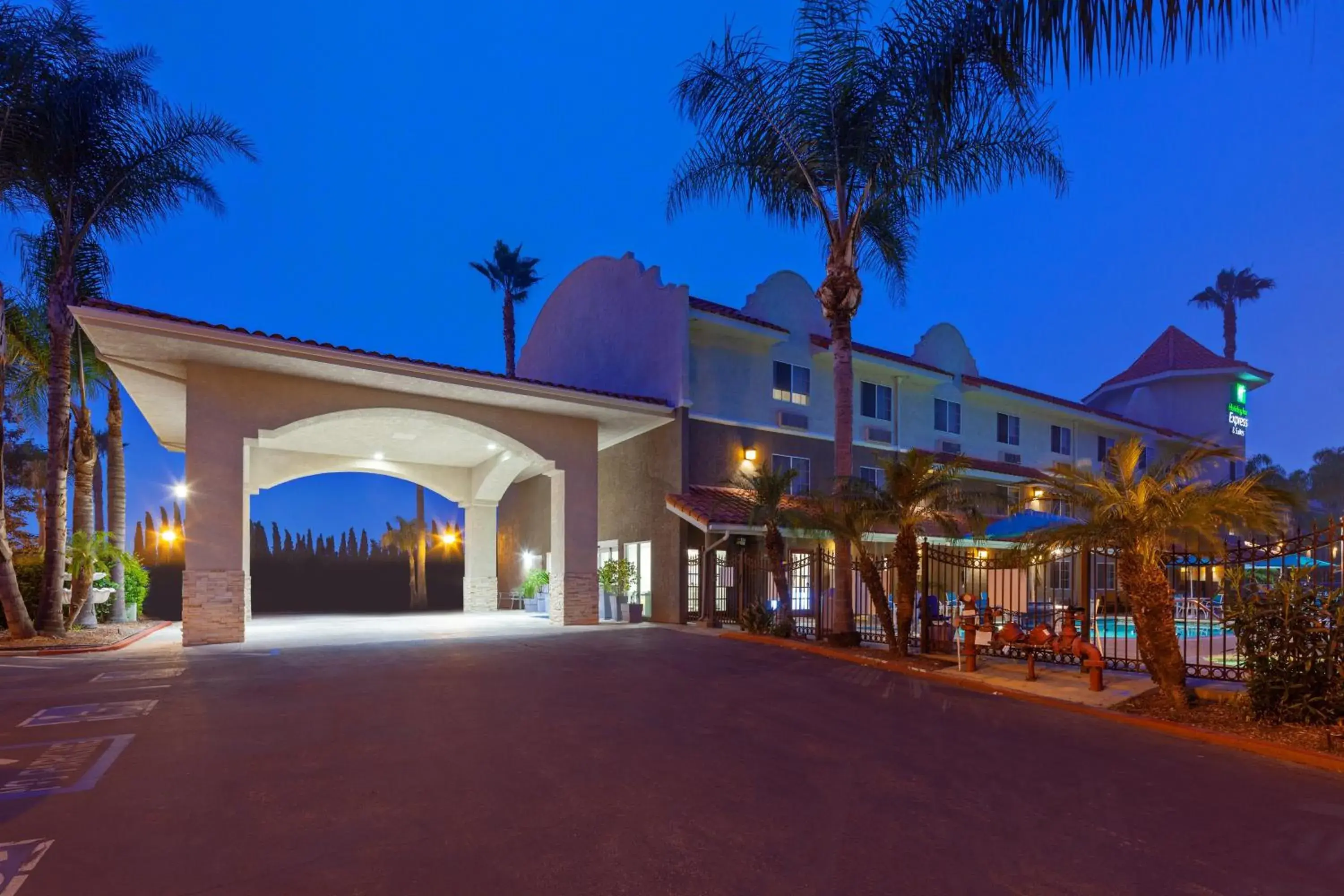Property building in Holiday Inn Express Hotel & Suites San Diego-Escondido by IHG Property building in Holiday Inn Express Hotel & Suites San Diego-Escondido by IHG