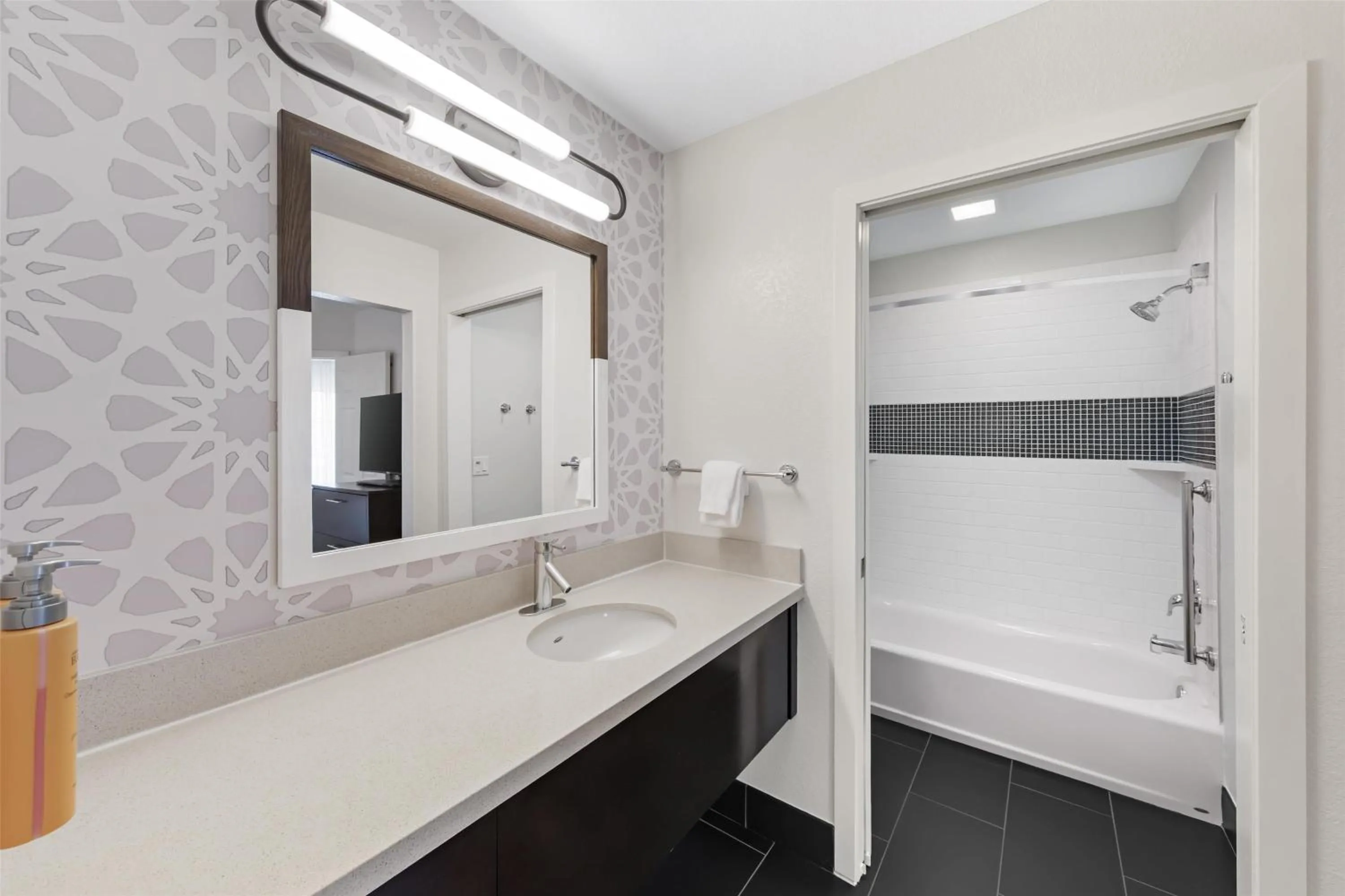 Bathroom, Bed in Sonesta ES Suites Chatsworth