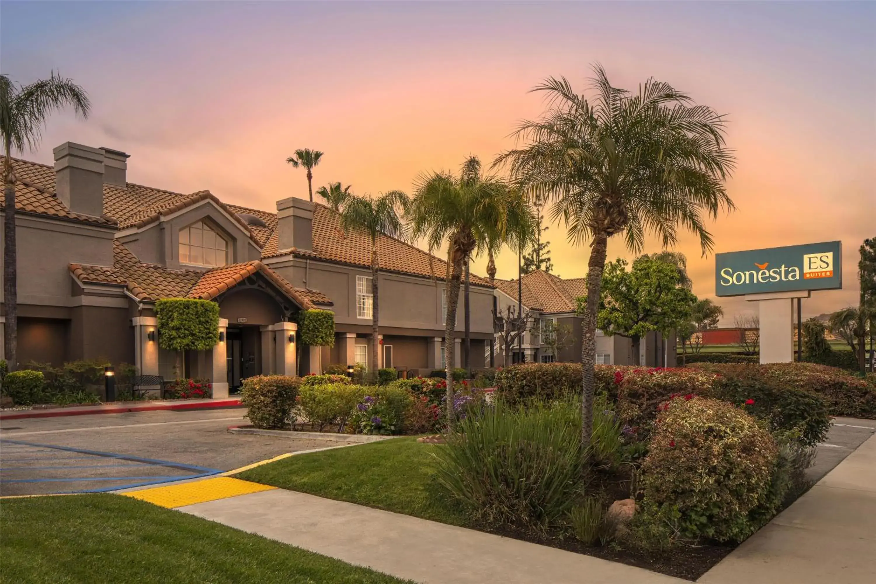 Property building in Sonesta ES Suites Chatsworth Property building in Sonesta ES Suites Chatsworth