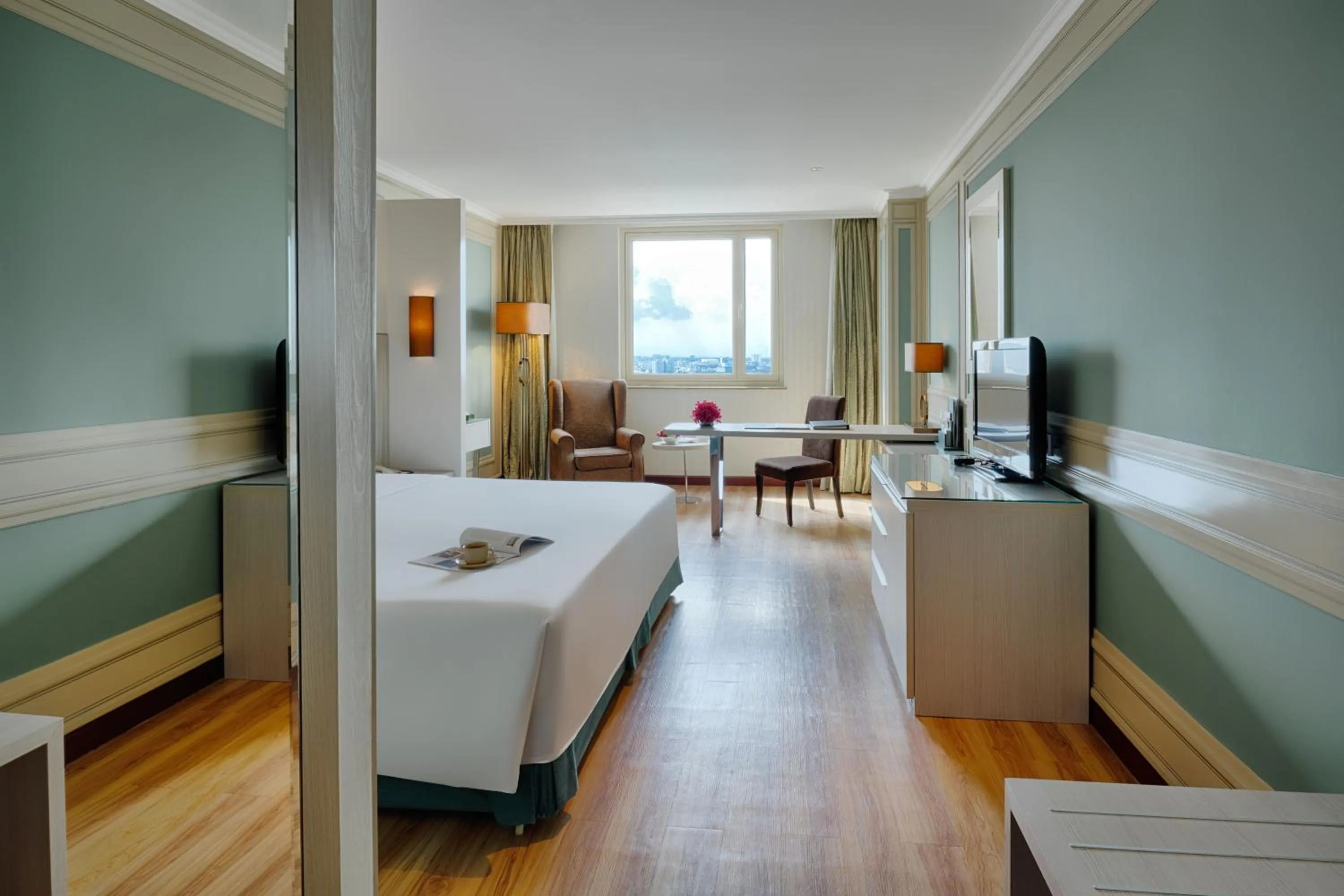 Bedroom, Bed in Windsor Plaza Hotel