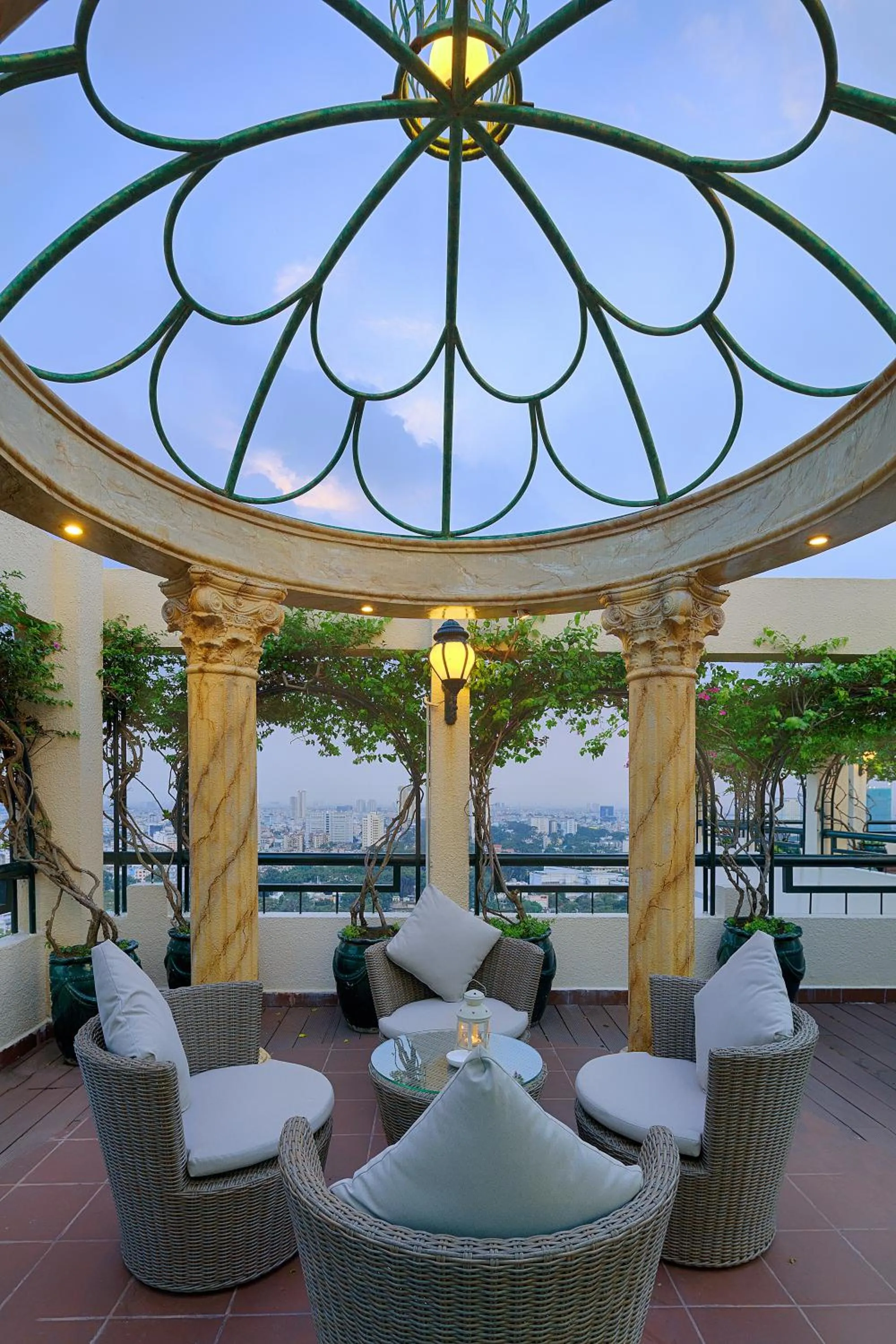 Lounge or bar in Windsor Plaza Hotel