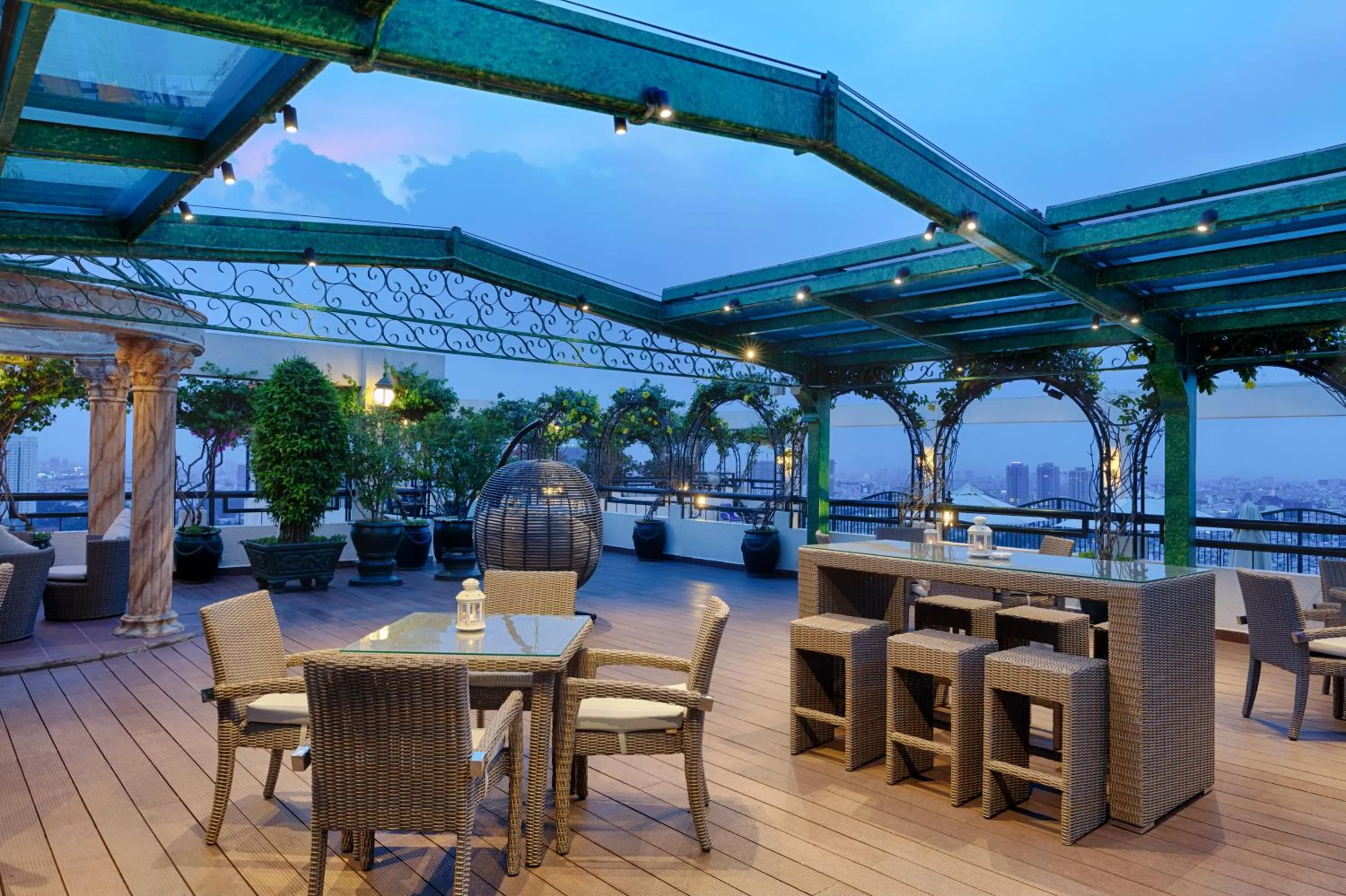 Lounge or bar in Windsor Plaza Hotel