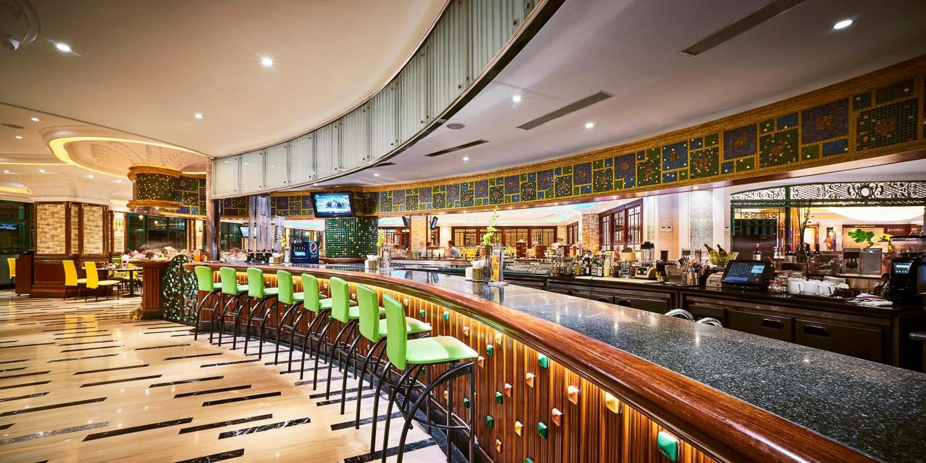 Restaurant/places to eat in Windsor Plaza Hotel