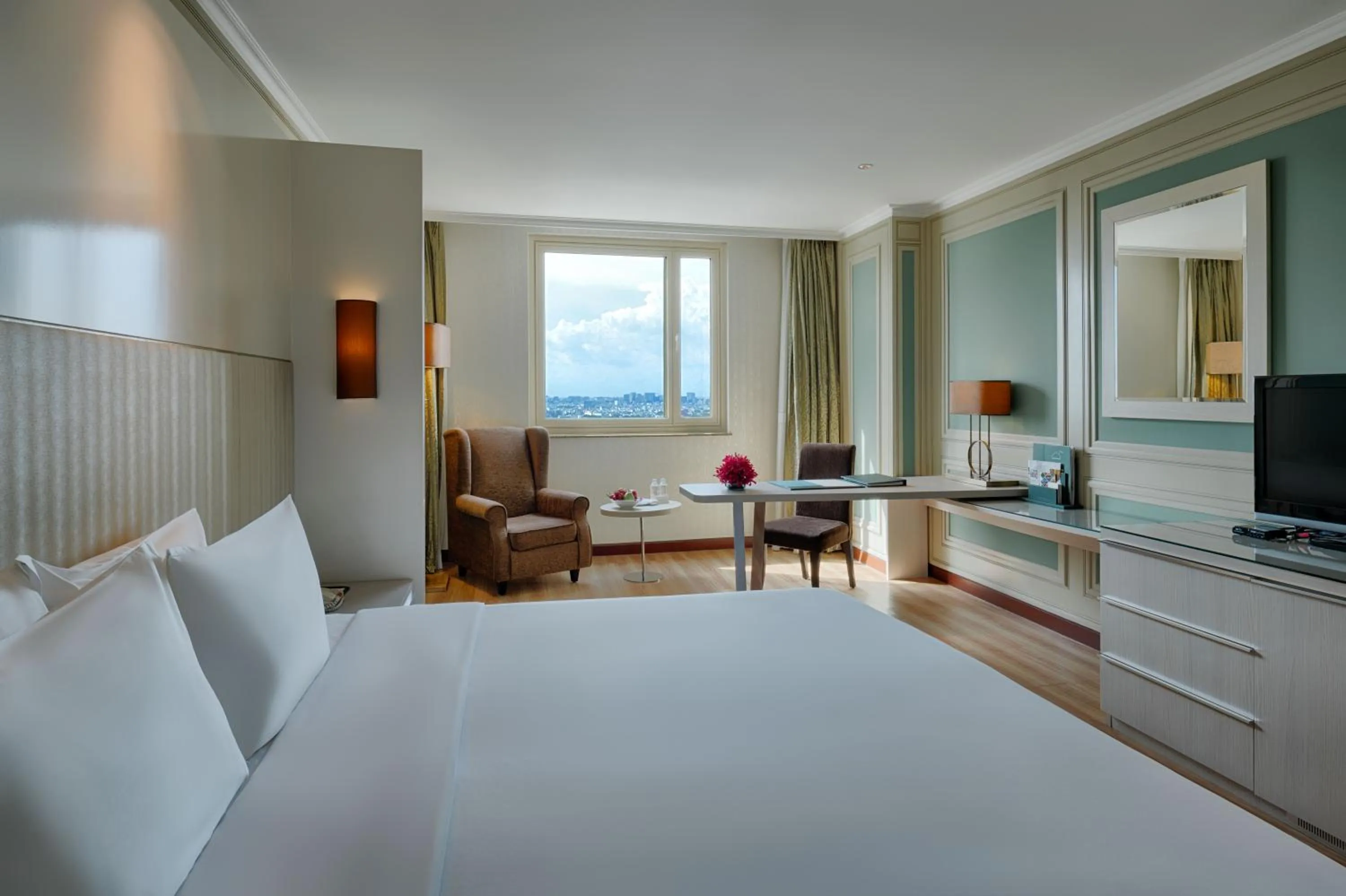 Photo of the whole room, Bed in Windsor Plaza Hotel