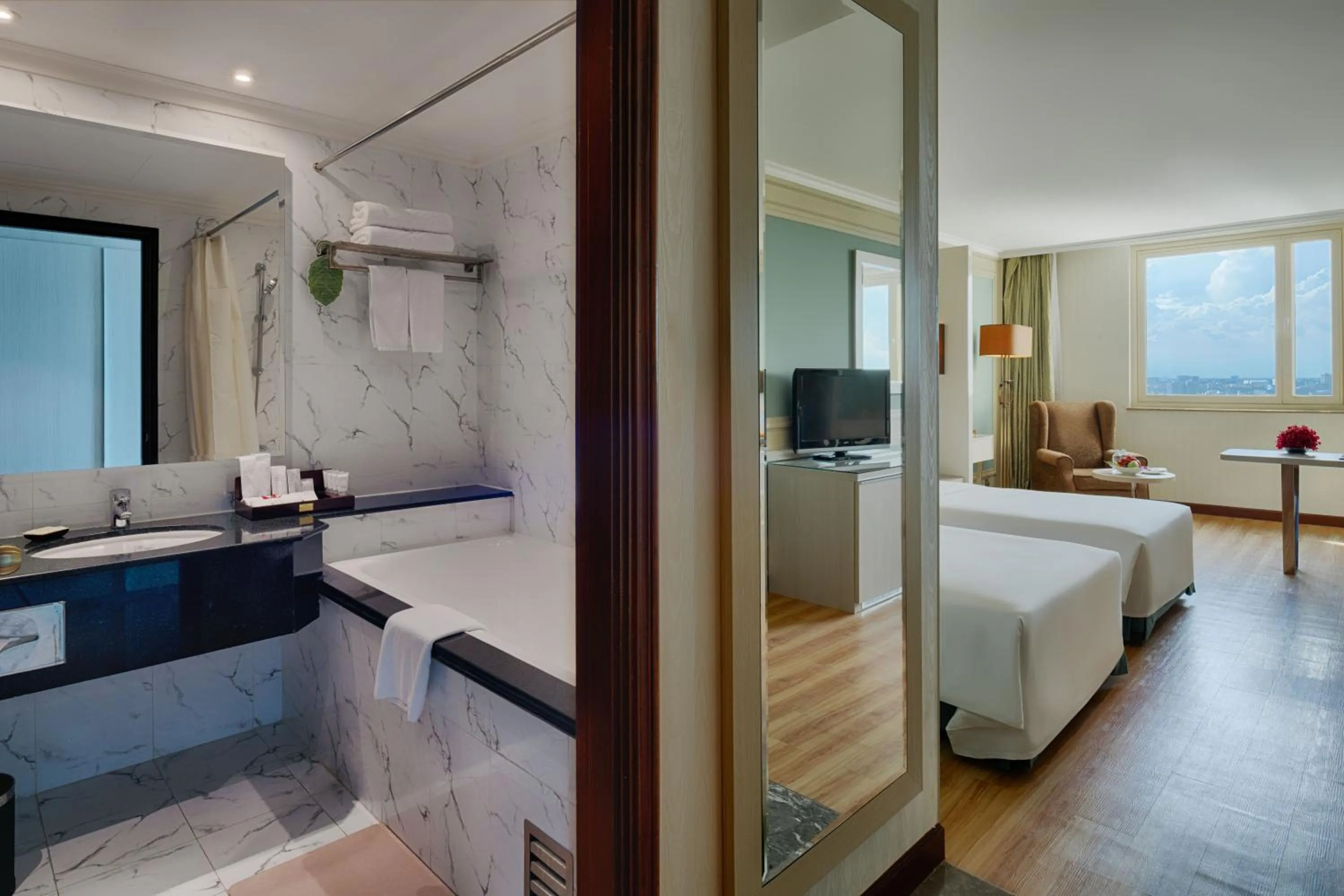 Toilet, Bed in Windsor Plaza Hotel