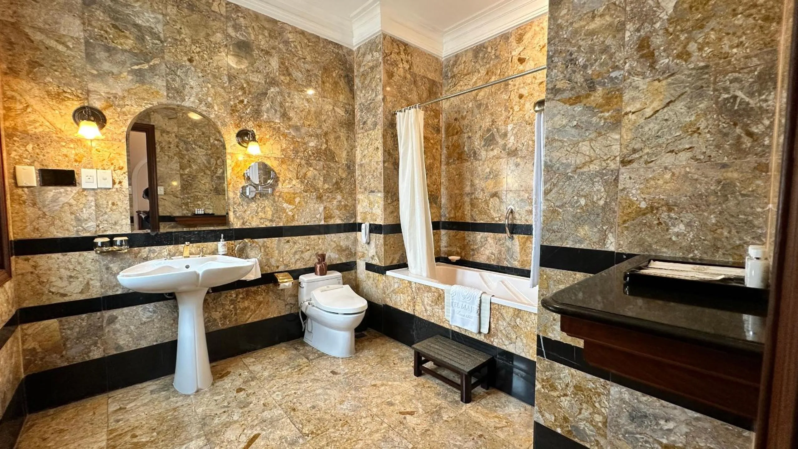 Bathroom in Hotel Majestic Saigon