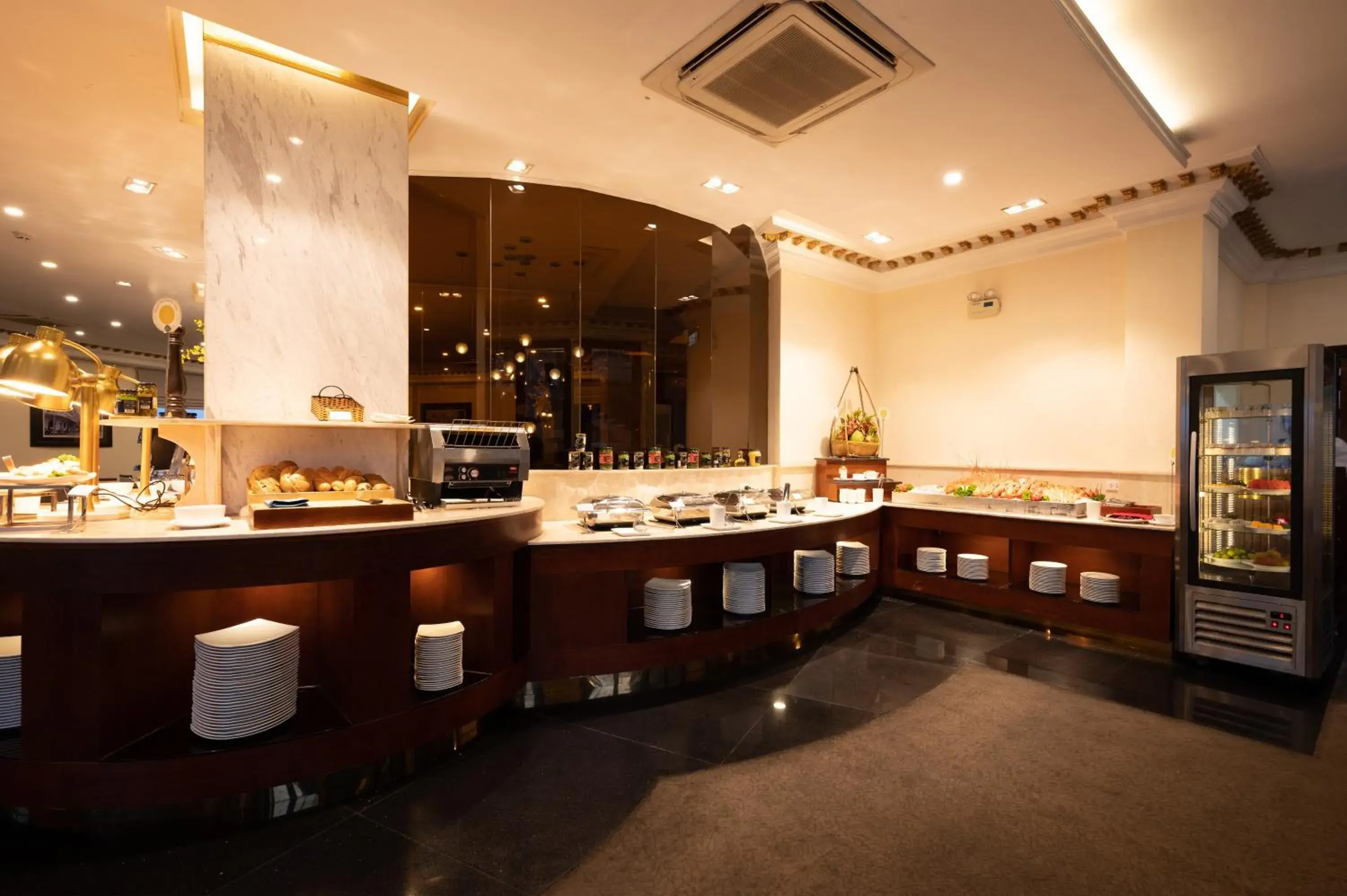 Restaurant/places to eat in Hotel Majestic Saigon Restaurant/places to eat in Hotel Majestic Saigon