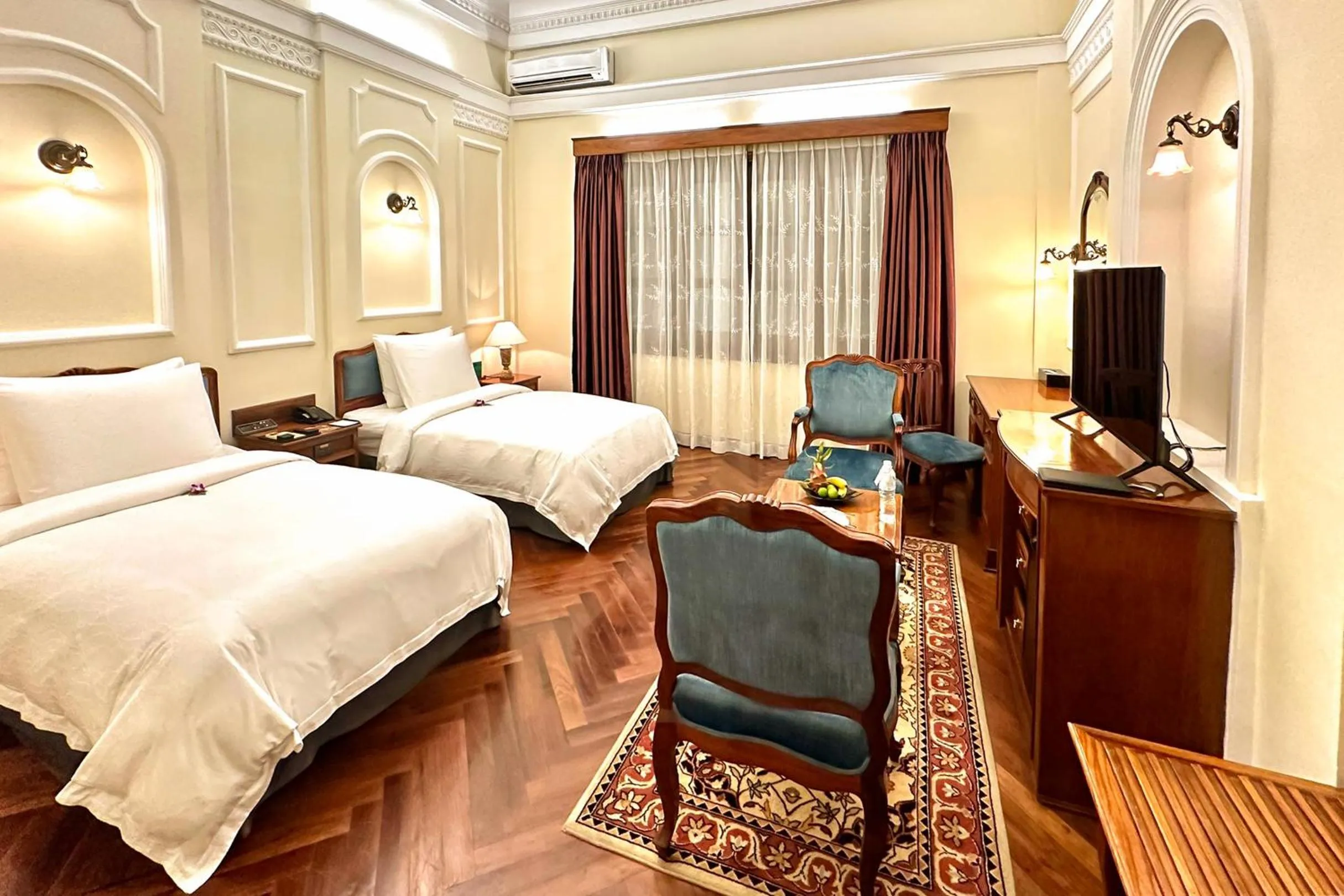 Bedroom, Bed in Hotel Majestic Saigon