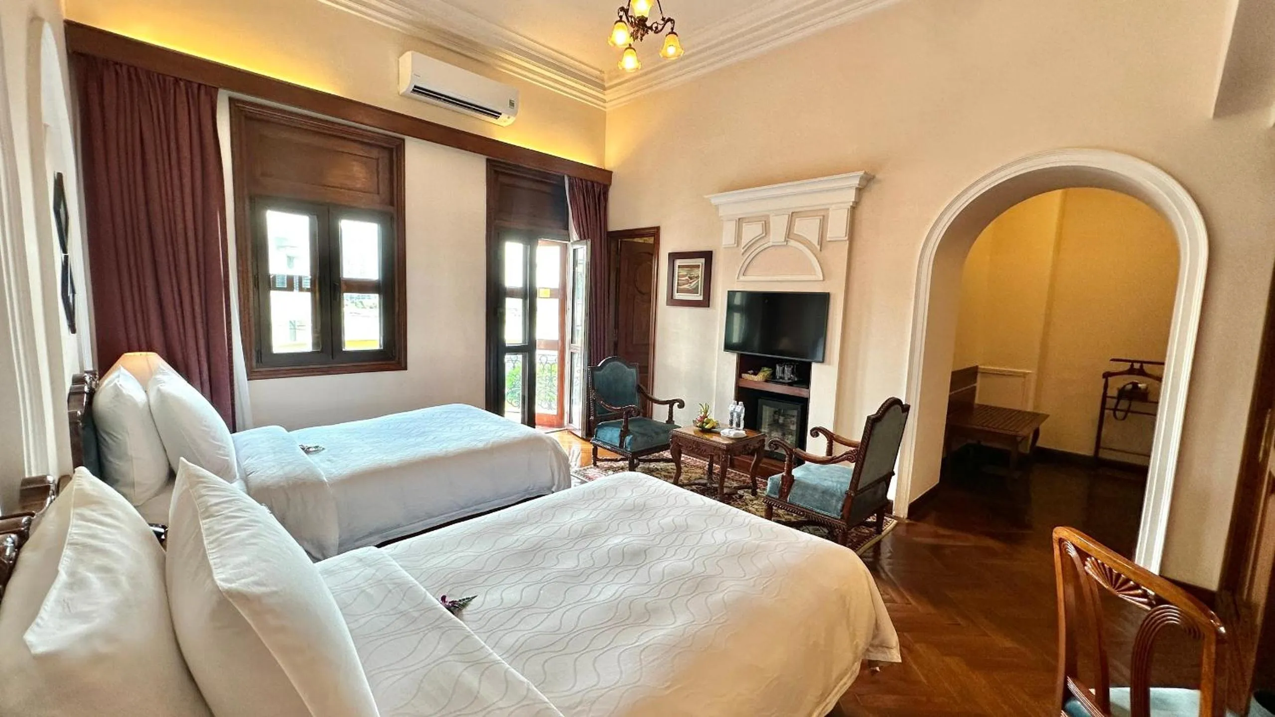 Bedroom, Bed in Hotel Majestic Saigon