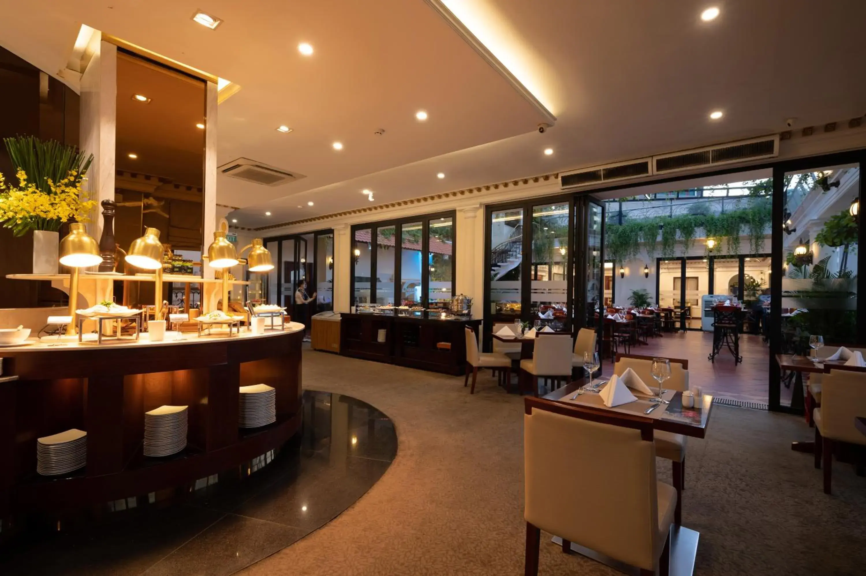 Restaurant/places to eat in Hotel Majestic Saigon Restaurant/places to eat in Hotel Majestic Saigon